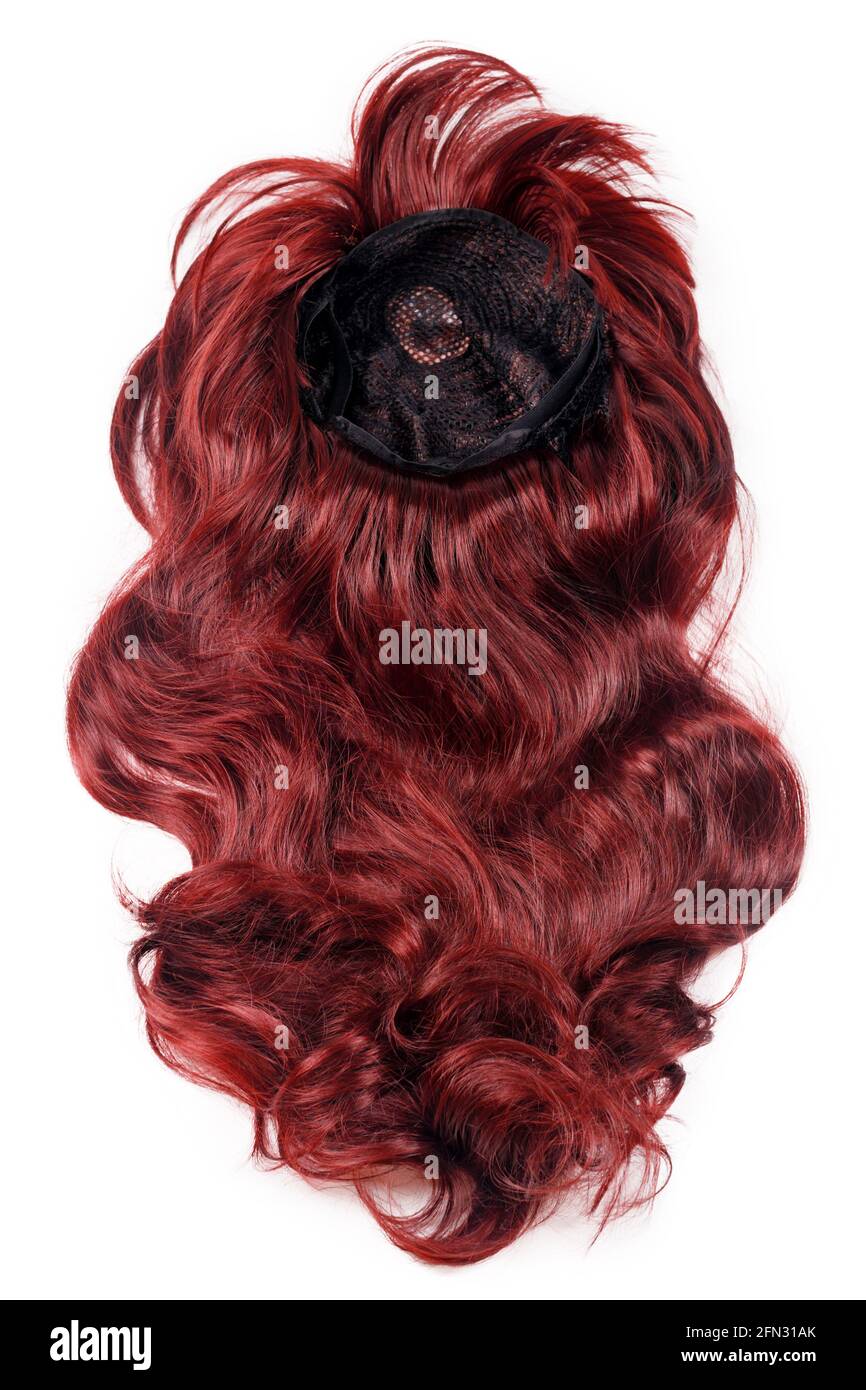 Weibliche lange lockige rote Perücke isoliert auf weißem Hintergrund. Rote Haare webt, verlängert und Perücken. Frisur, Frisur oder Sterben im Salon. Weibliche Schönheit Stockfoto