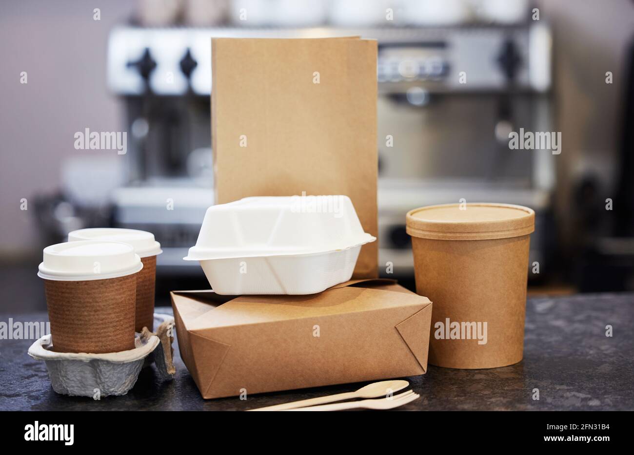 Nachhaltige, Recycelbare Verpackung Von Takeaway-Lebensmitteln An Der Theke Im Coffee Shop Stockfoto
