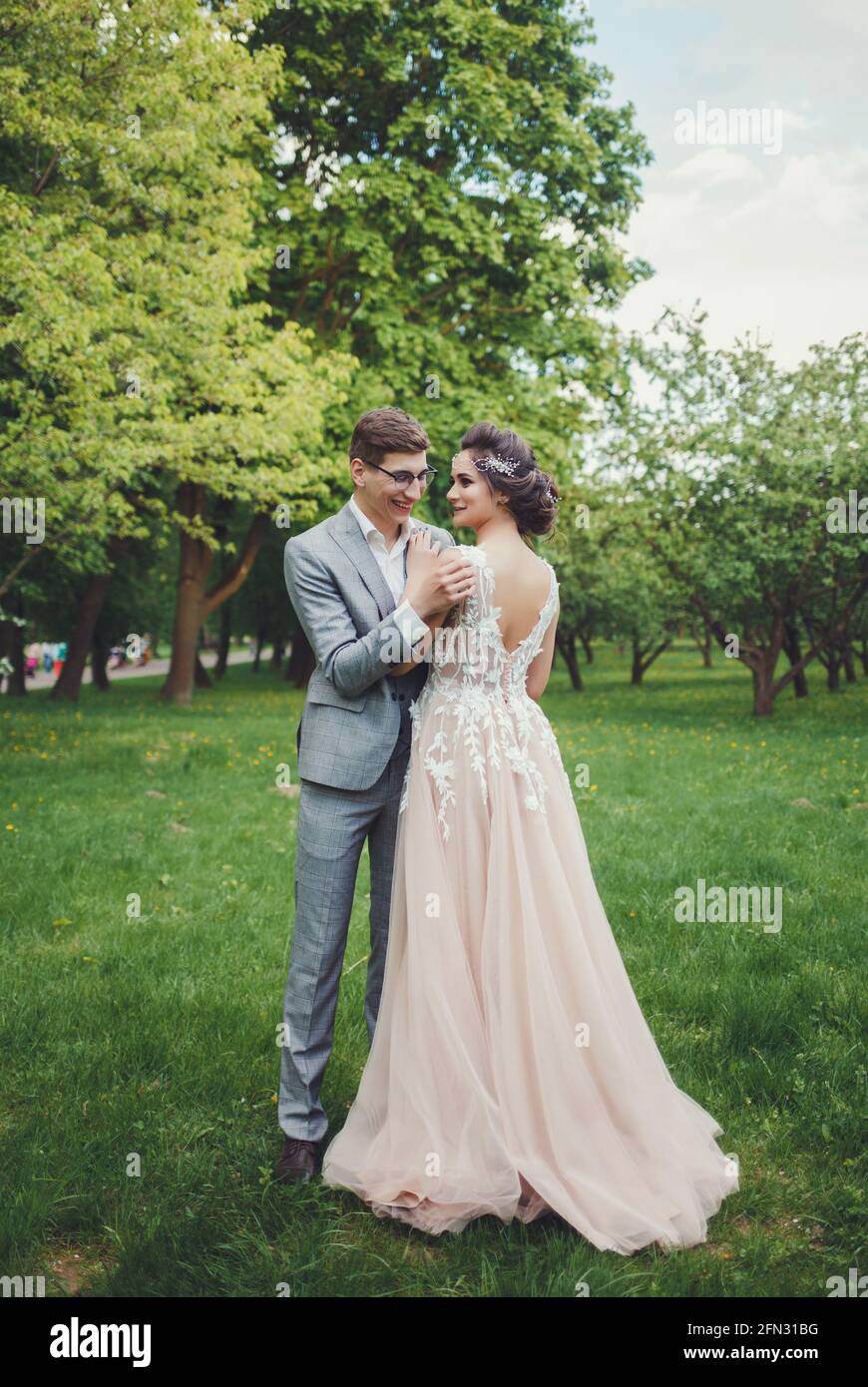 Paar in Hochzeit Kleidung mit Vor dem Hintergrund der Park, die Braut und der Bräutigam Stockfoto