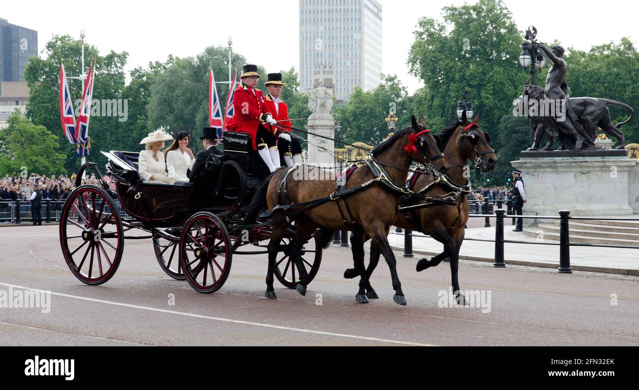 Kate Middleton Princess of Wales und Camilla Parker Bowles in offener Kutsche vor dem Buckingham Palace Trooping the Colour Stockfoto