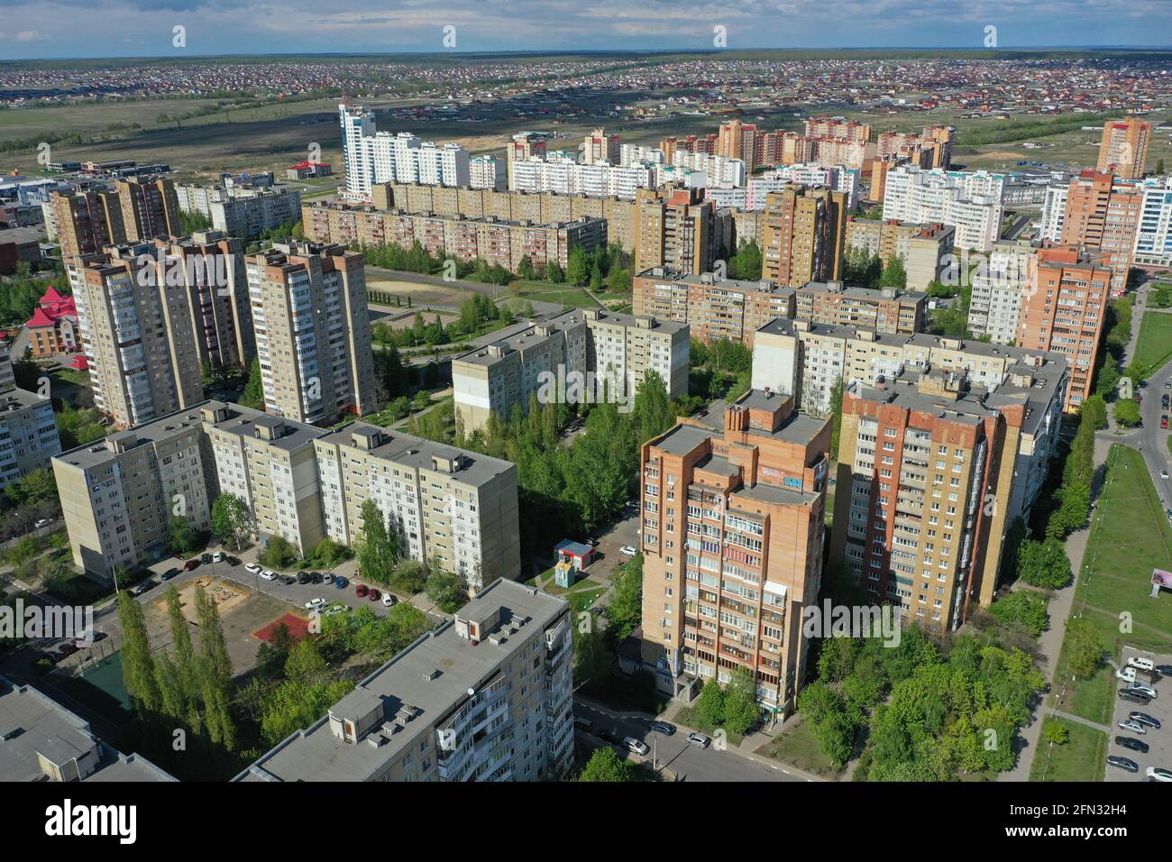 STARIY OSKOL, RUSSLAND - 12. MAI 2021: Luftaufnahme der Stadtlandschaften der russischen Provinzstadt mit hohen Häusern Stockfoto