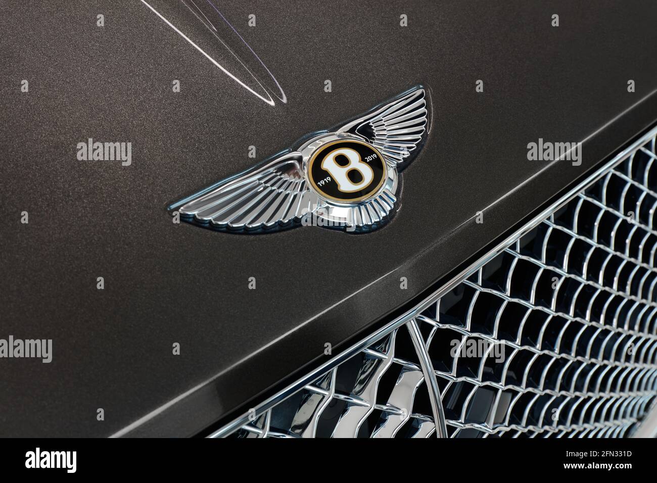 Katowice/Polen - 04.27.2019: Logo auf der Motorhaube des Bentley Continental GT Stockfoto