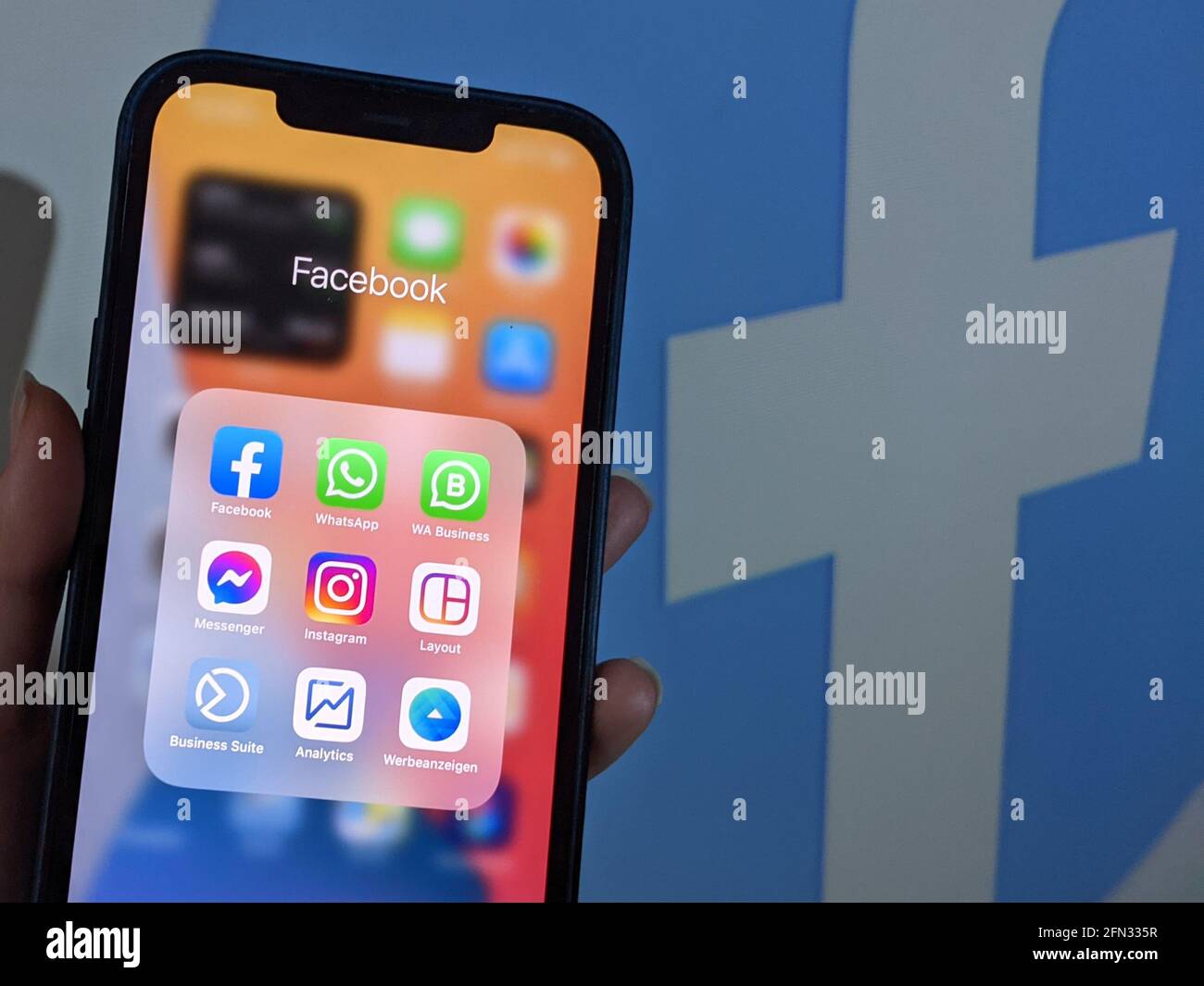 Berlin, Deutschland. Mai 2021. Die Apps der Internetgruppe Facebook auf einem iPhone 12: Facebook, WhatsApp, WhatsApp Business, Facebook Messenger, Instagram, Instagram Layout, Facebook Business Suite, Facebook Analytics, Facebook Ads Manager. Anlässlich der Integration von WhatsApp in die Infrastruktur von Facebook werden die verschiedenen Apps der Gruppe von Datenschutzexperten und Regulierungsbehörden überprüft. Quelle: Christoph Dernbach/dpa/Alamy Live News Stockfoto