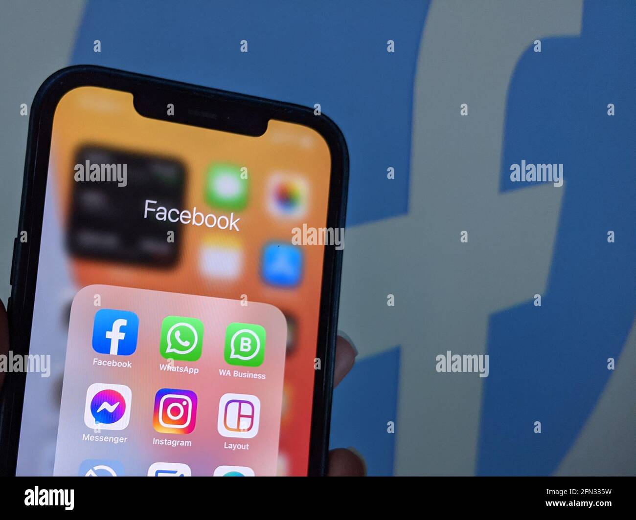 Berlin, Deutschland. Mai 2021. Apps der Internetgruppe Facebook auf einem iPhone 12: Facebook, WhatsApp, WhatsApp Business, Facebook Messenger, Instagram, Instagram Layout: Anlässlich der Integration von WhatsApp in die Facebook-Infrastruktur werden die verschiedenen Apps der Gruppe von Datenschutzexperten und Regulierungsbehörden überprüft. Quelle: Christoph Dernbach/dpa/Alamy Live News Stockfoto