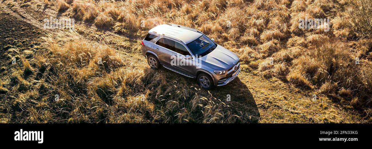 Orzesze/Polen - 01.12.2020: Luxuriöser Mercedes GLE mit 4x4-Antrieb im Gelände. V6-Motor, 367 ps. Foto von einer Drohne. Stockfoto