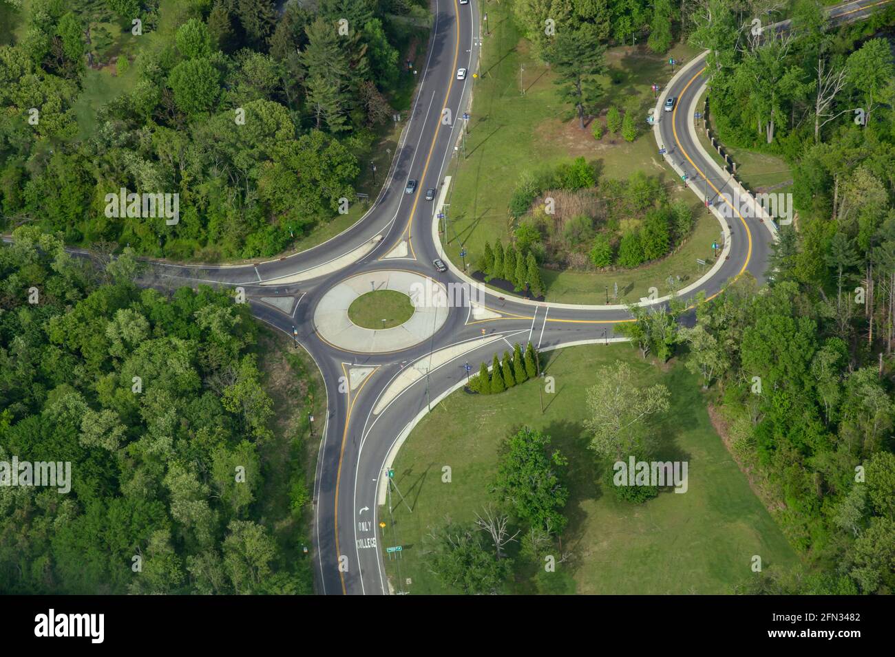 Kurvige Autobahnausfahrt mit Kreisverkehr um, New Jersey USA Stockfoto