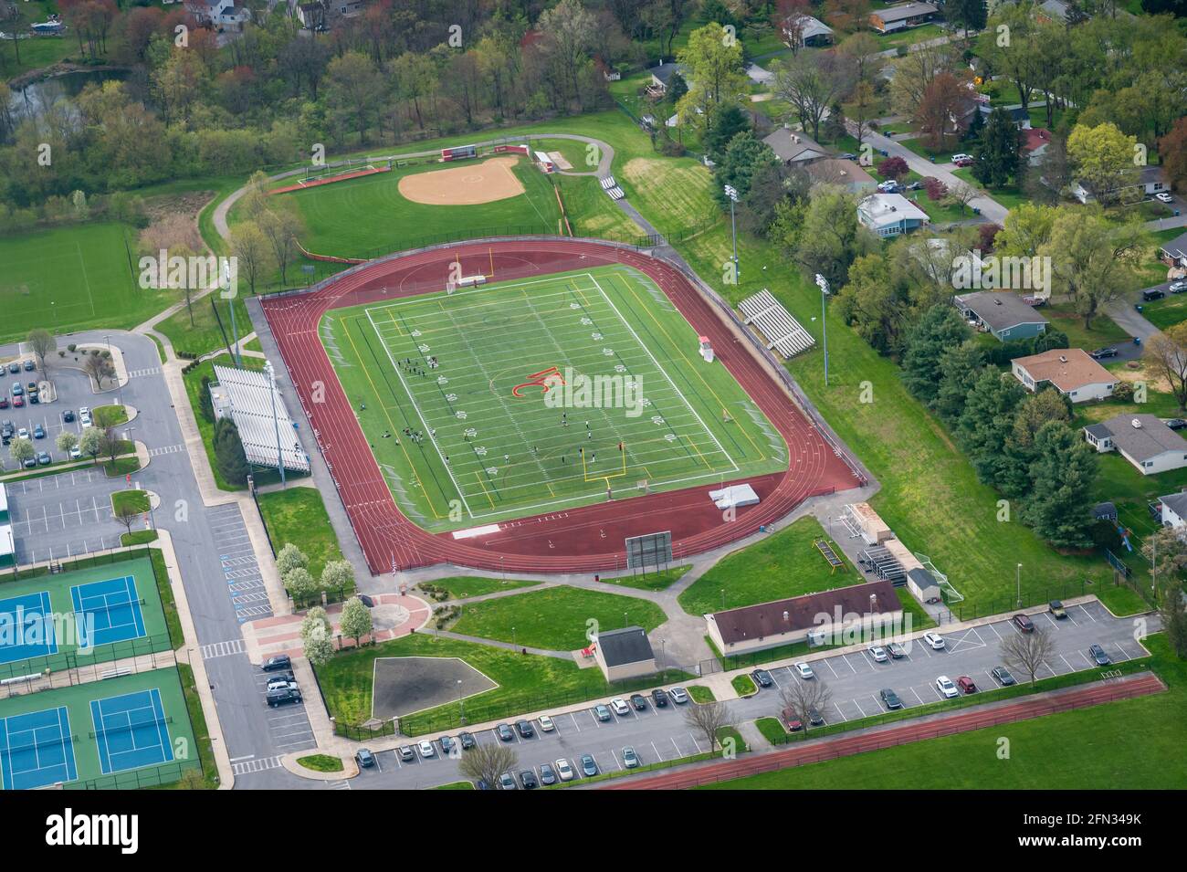 Luftaufnahme des Sportplatzes der amerikanischen High School Stockfoto