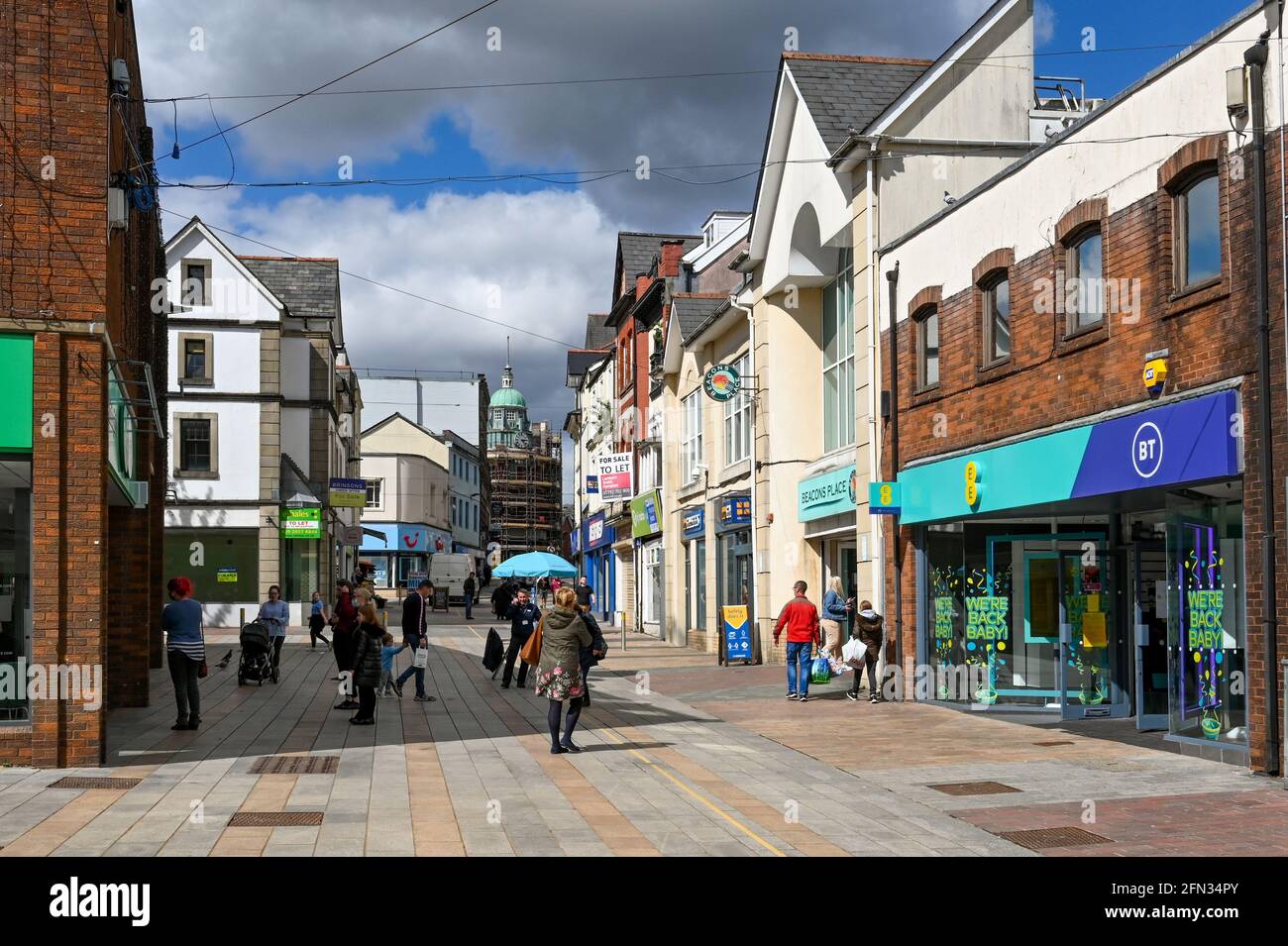 Merthyr Tydfil, Wales - Mai 2021: Menschen in der Hauptstraße von Merthyr Tydfil Stadtzentrum Stockfoto