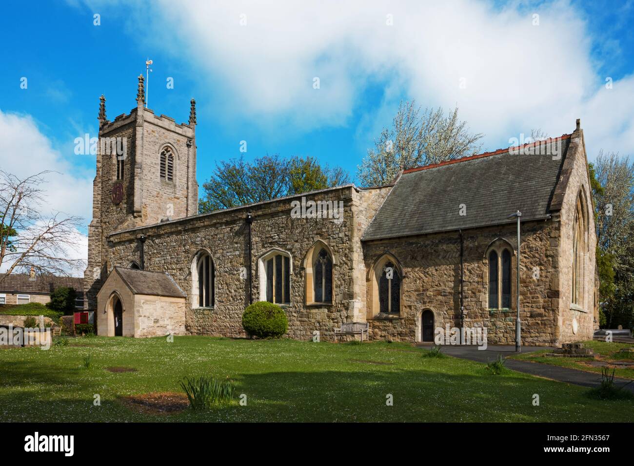 St Mary's Church in Kippax, Yorkshire, ist angelsächsisch oder frühnormannisch, wurde aber zu verschiedenen Zeiten verändert. Es enthält Taufbücher aus dem Jahr 1539. Stockfoto