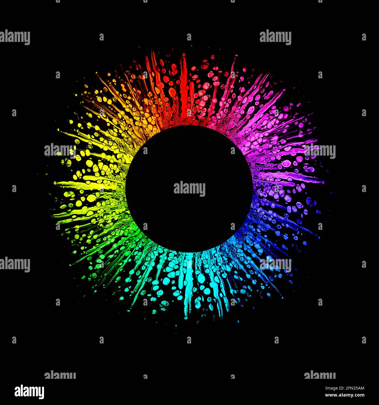 Farbenfrohe, abstrakte Acryl-Spritzer in abgerundeter Form mit freiem Platz für Text auf schwarzem Hintergrund. Verlaufsbild. Frei fließende Zellen. Gießen. Stockfoto