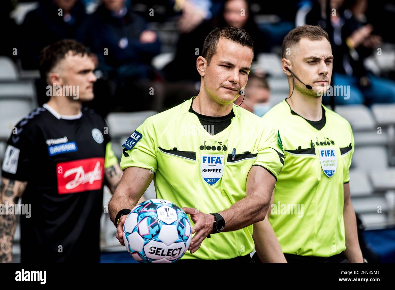 Aarhus, Dänemark. Mai 2021. Schiedsrichter Morten Krogh steigt im Ceres Park in Aarhus in das Feld für das dänische Sydbank Cup-Finale zwischen dem FC Randers und Soenderjyske ein. (Foto: Gonzales Photo/Alamy Live News Stockfoto