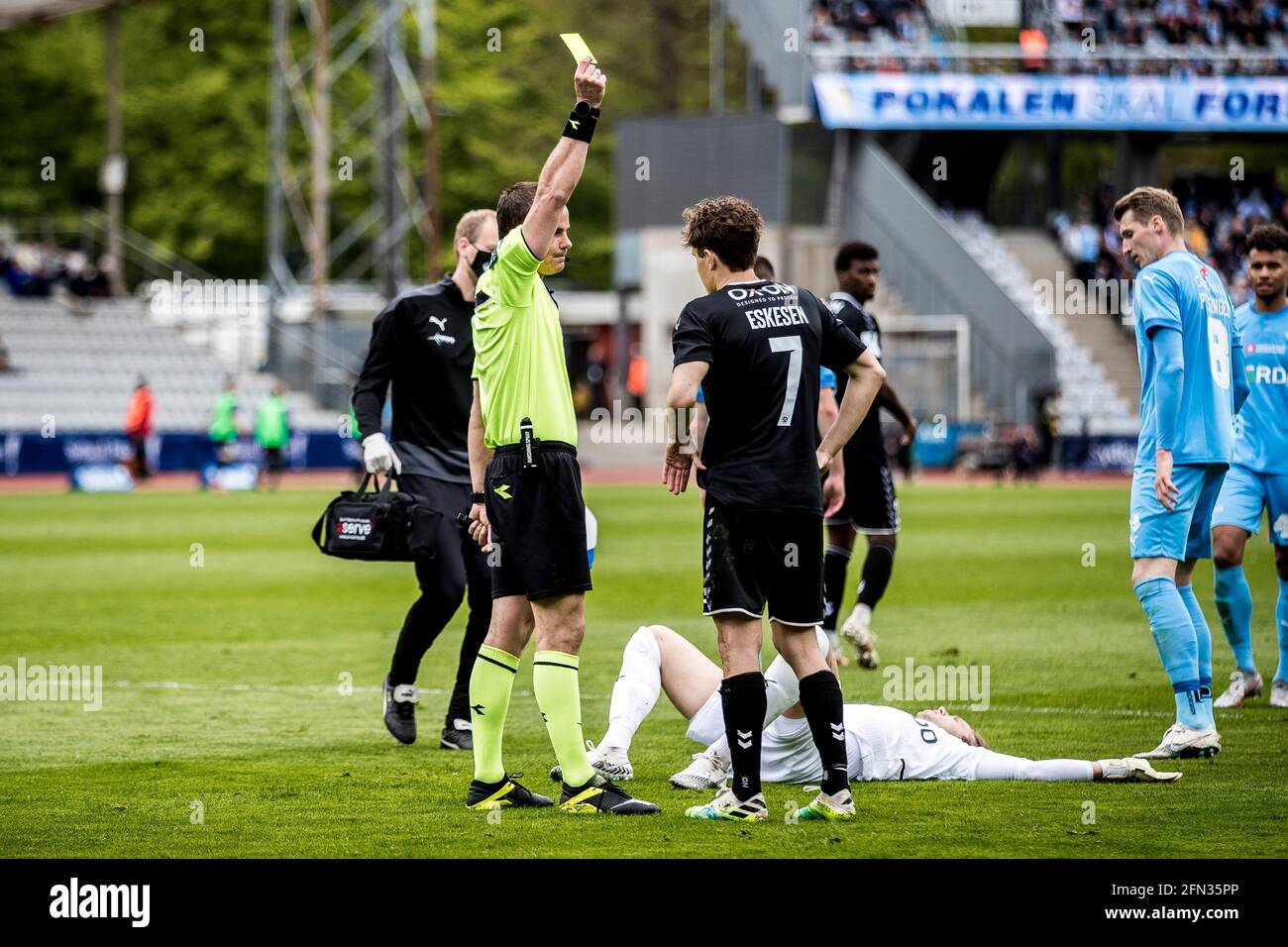 Aarhus, Dänemark. Mai 2021. Schiedsrichter Morten Krogh bucht Julius Eskesen (7) von Soenderjyske während des dänischen Sydbank-Cup-Finales zwischen dem FC Randers und Soenderjyske im Ceres Park in Aarhus. (Foto: Gonzales Photo/Alamy Live News Stockfoto