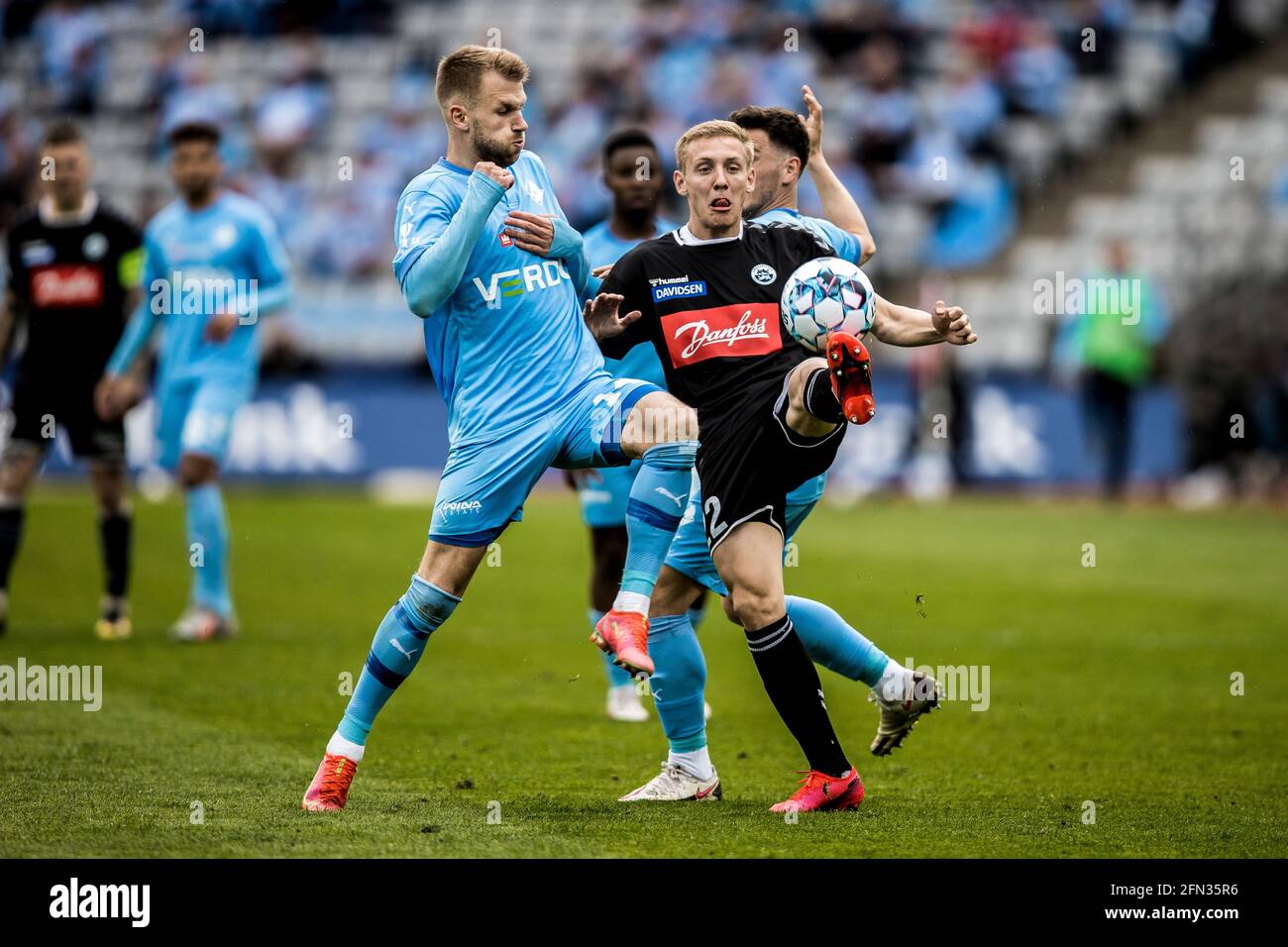 Aarhus, Dänemark. Mai 2021. Frederik Lauenborg (14) von Randers FC und Emil Frederiksen (22) von Soenderjyske beim dänischen Sydbank Cup-Finale zwischen dem FC Randers und Soenderjyske im Ceres Park in Aarhus. (Foto: Gonzales Photo/Alamy Live News Stockfoto