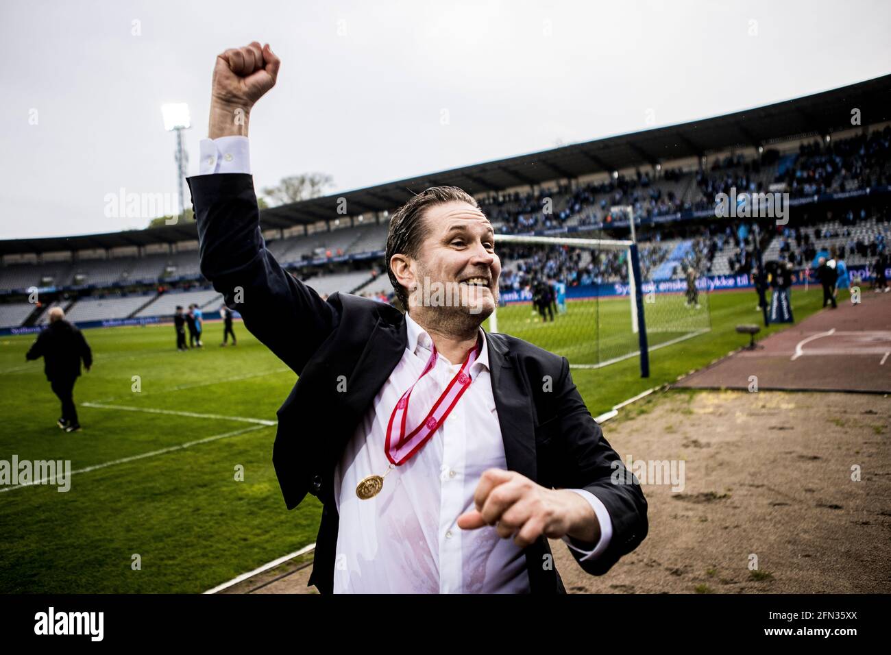 Aarhus, Dänemark. Mai 2021. Cheftrainer Thomas Thomasberg vom FC Randers wird von den Fans nach dem Sieg im dänischen Sydbank-Cup-Finale zwischen dem FC Randers und Soenderjyske im Ceres Park in Aarhus gewürdigt. (Foto: Gonzales Photo/Alamy Live News Stockfoto