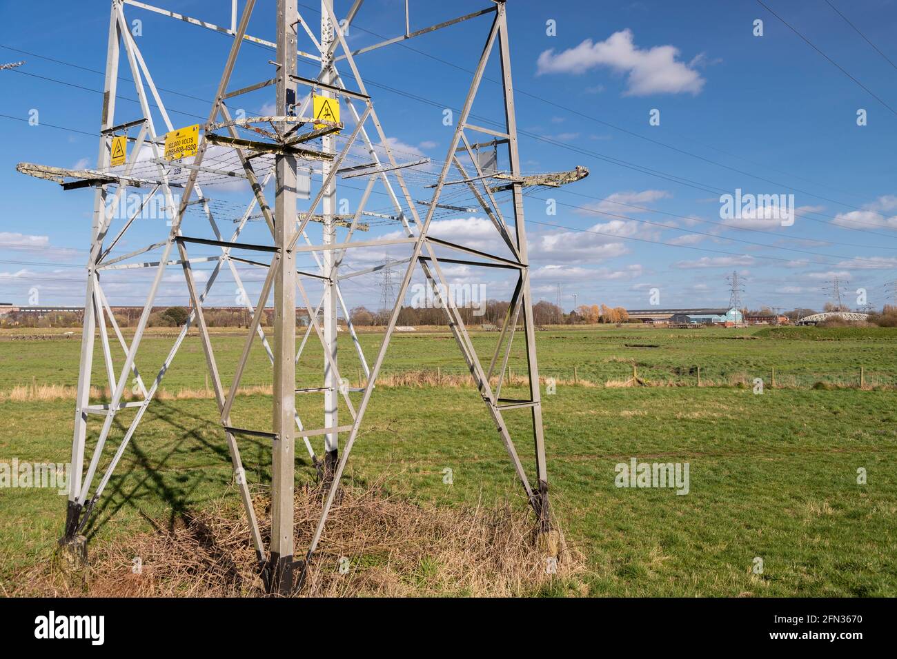 Hochspannungsmast im Sonnenlicht Stockfoto