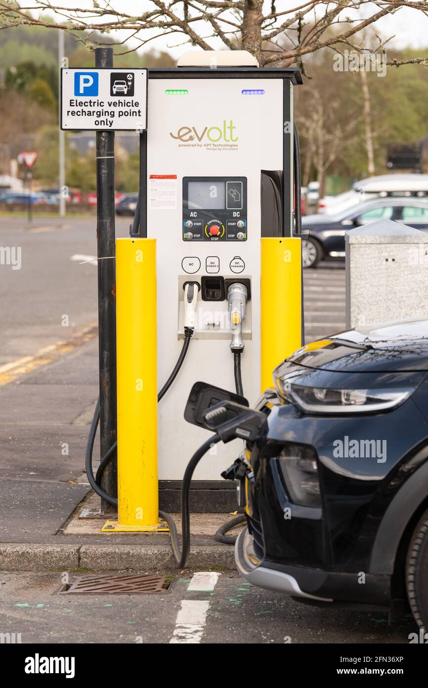 Laden von Elektroautos an der Ladestation für Elektrofahrzeuge - Aberfoyle, Schottland, Großbritannien Stockfoto