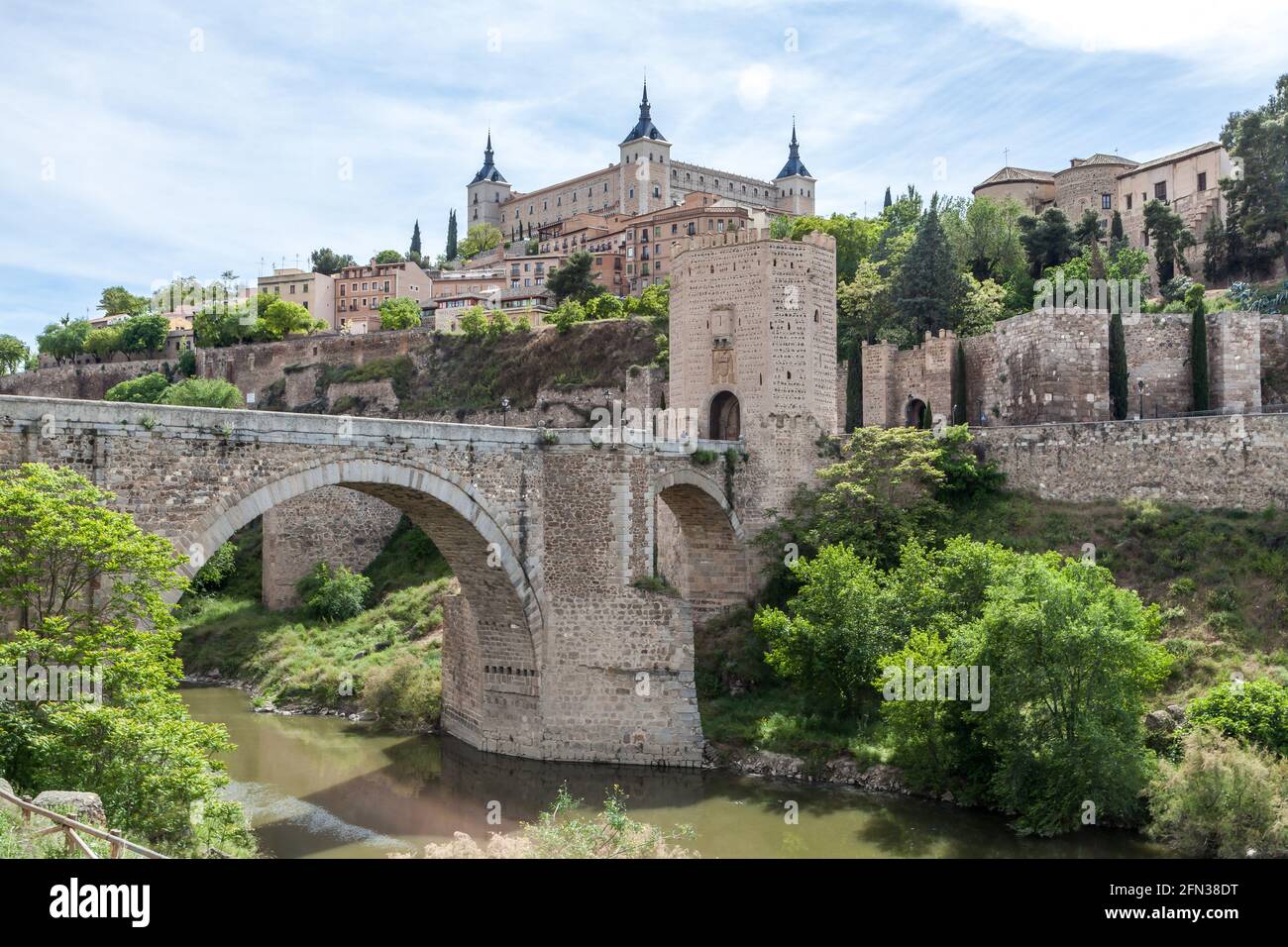 Die römische Brücke Puente de Alcántara, die sich am Ufer des Tejo im Zentrum von Iberia befindet, ist Toledo als die 'Kaiserstadt' bekannt. Stockfoto