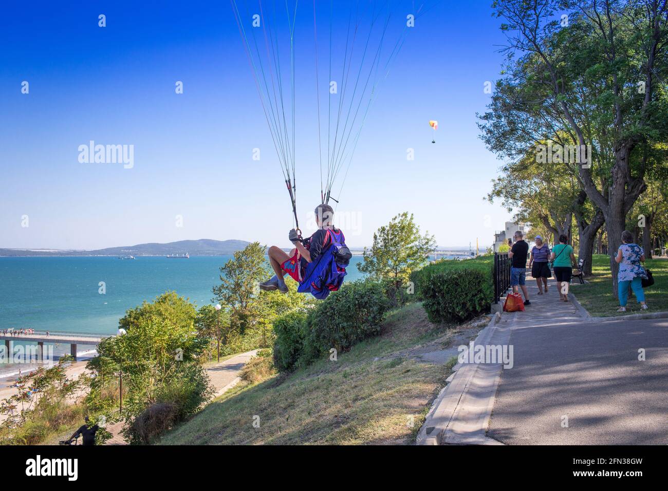 Gleitschirmflieger fährt ab und Zuschauer Stockfoto