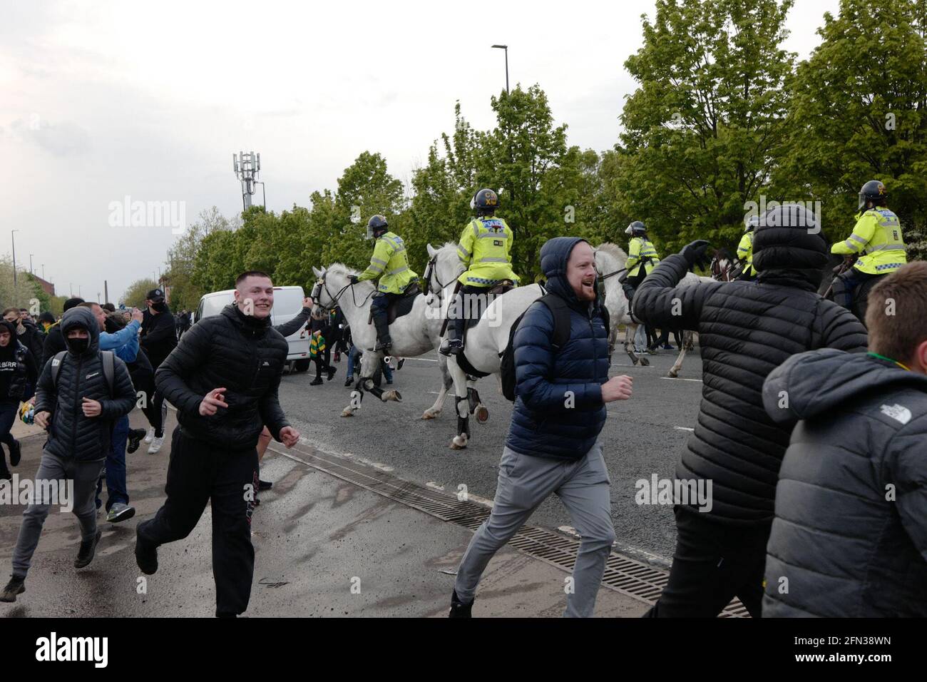 Manchester, Großbritannien. 13 2021. Mai: Massen versammeln sich und werden von berittenen Polizeieinheiten und taktischen Hilfseinheiten angeklagt. Protest in Manchester. VEREINIGTES KÖNIGREICH . Protest gegen Old Trafford. Demonstranten kämpfen gegen Besitzer.Manchester United Fans sind Anti-Glazer die amerikanischen Eigentümer. Bildnachweis: Garyroberts/worldwidefeatures.com Bildnachweis: GARY ROBERTS/Alamy Live News Stockfoto