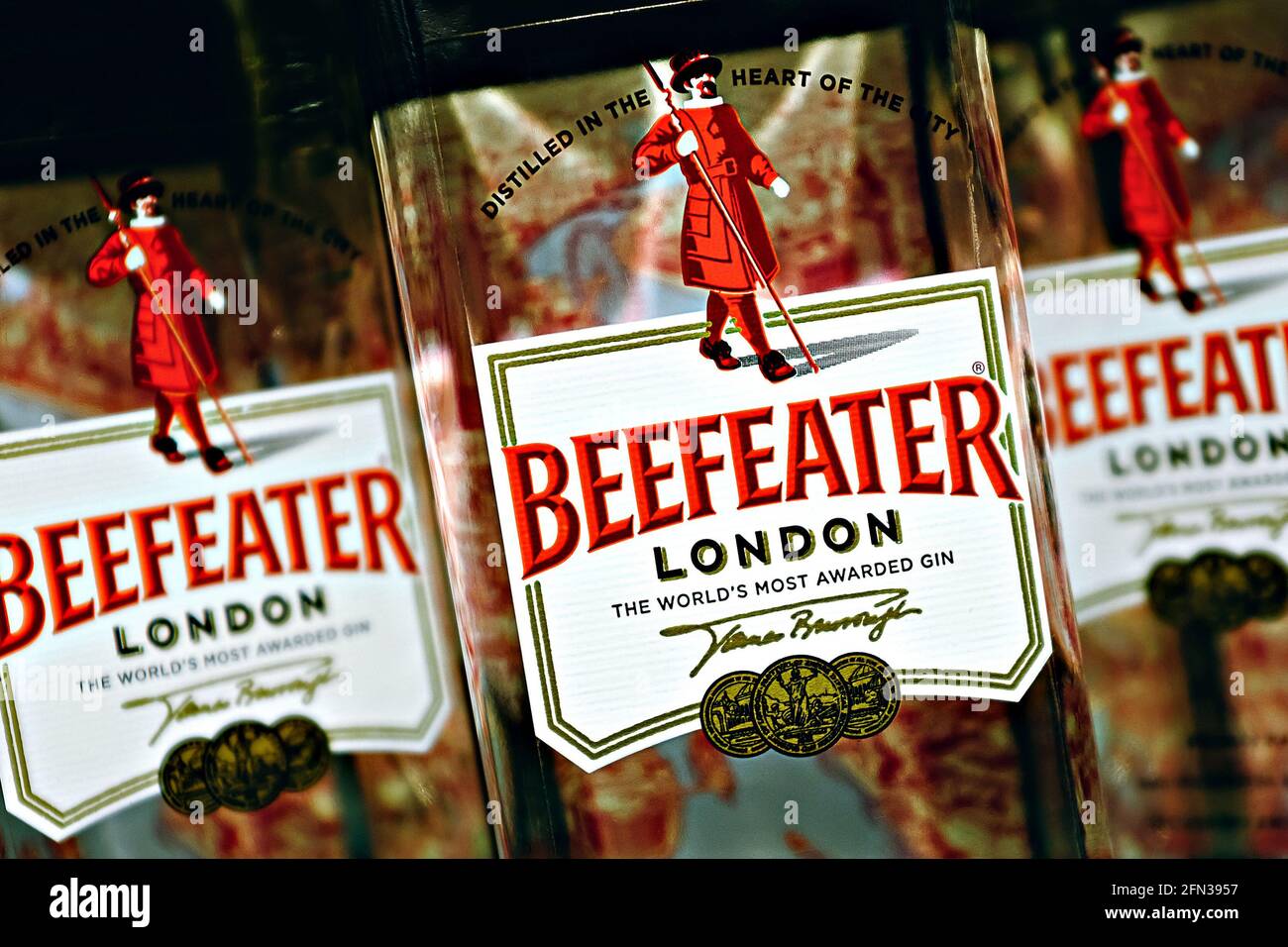 Redaktionelles Foto zum Thema Beefeater. Illustratives Foto für Nachrichten über Beefeater - eine Marke von Gin, die in Flaschen abgefüllt und im Vereinigten Königreich vertrieben wird Stockfoto