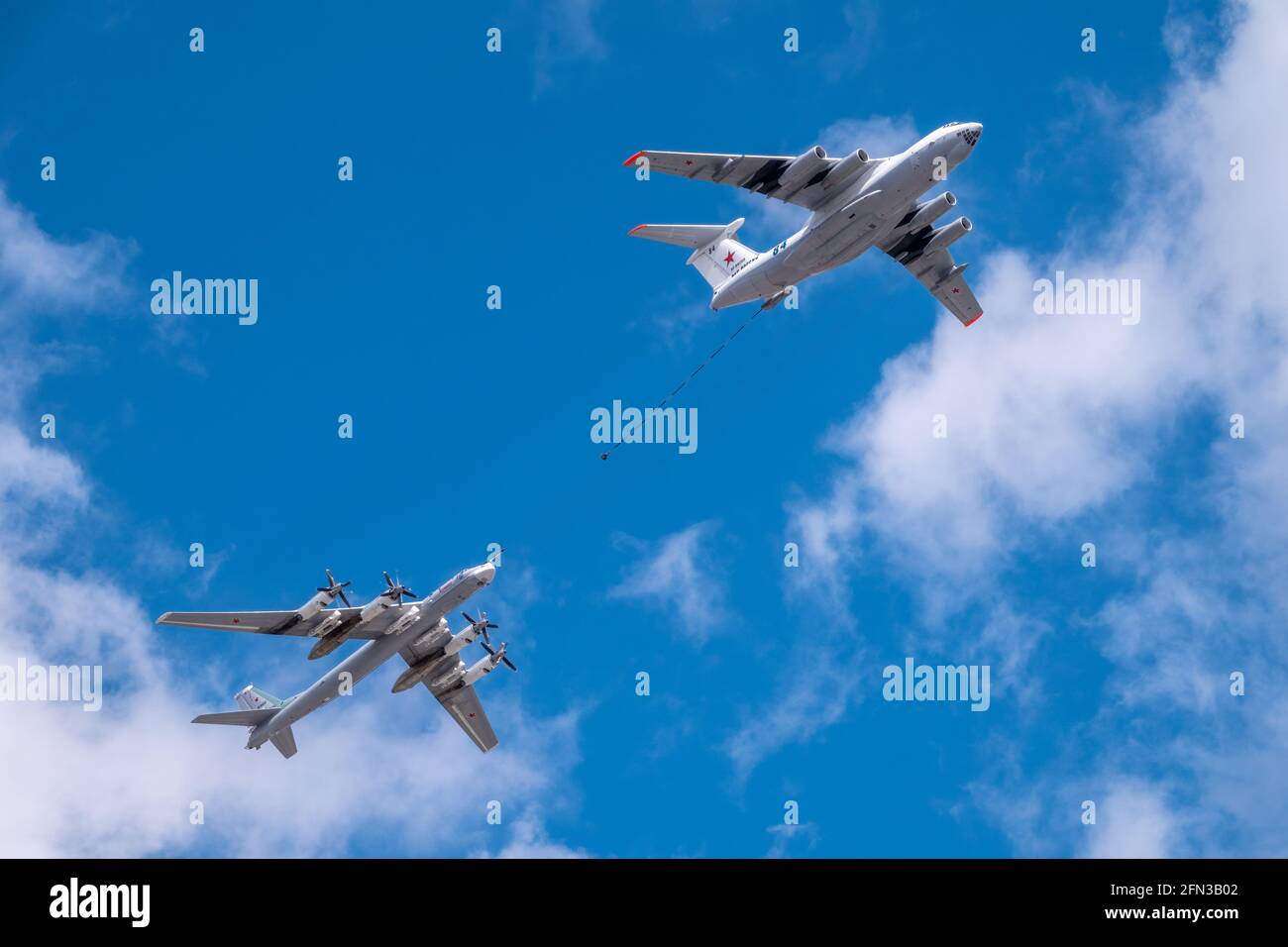 Moskau, Russland - 05. Mai 2021: Die Gruppe der strategischen Bomber der Langstreckenflieger TU-95ms und des fliegenden Tankers Il-78m fliegen über den Roten Platz Stockfoto