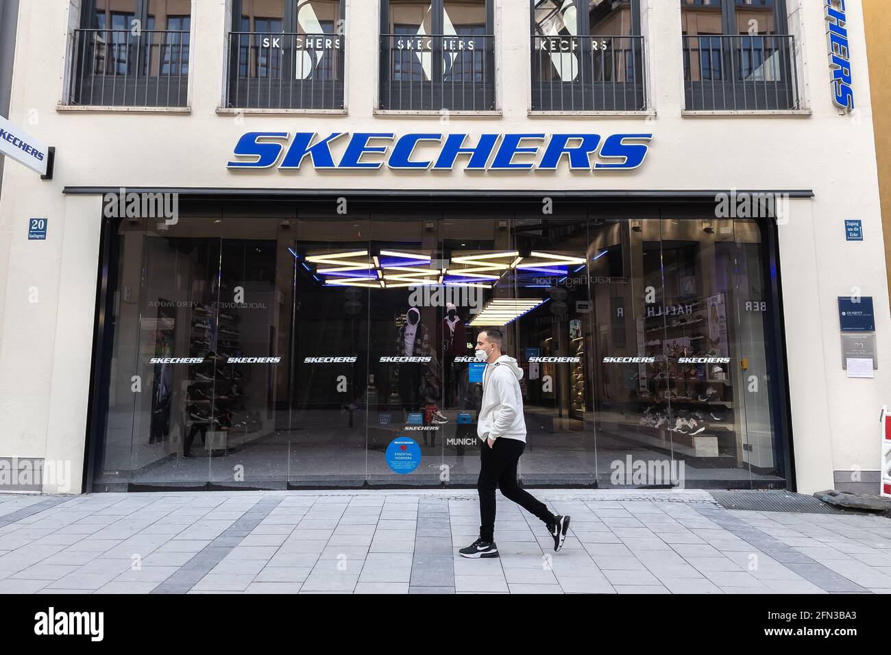 Skechers Schuhgeschäft Schild in der Münchner Innenstadt Stockfoto