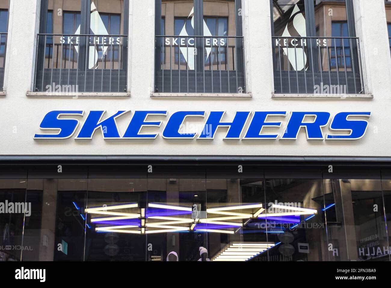Skechers Schuhgeschäft Schild in der Münchner Innenstadt Stockfoto