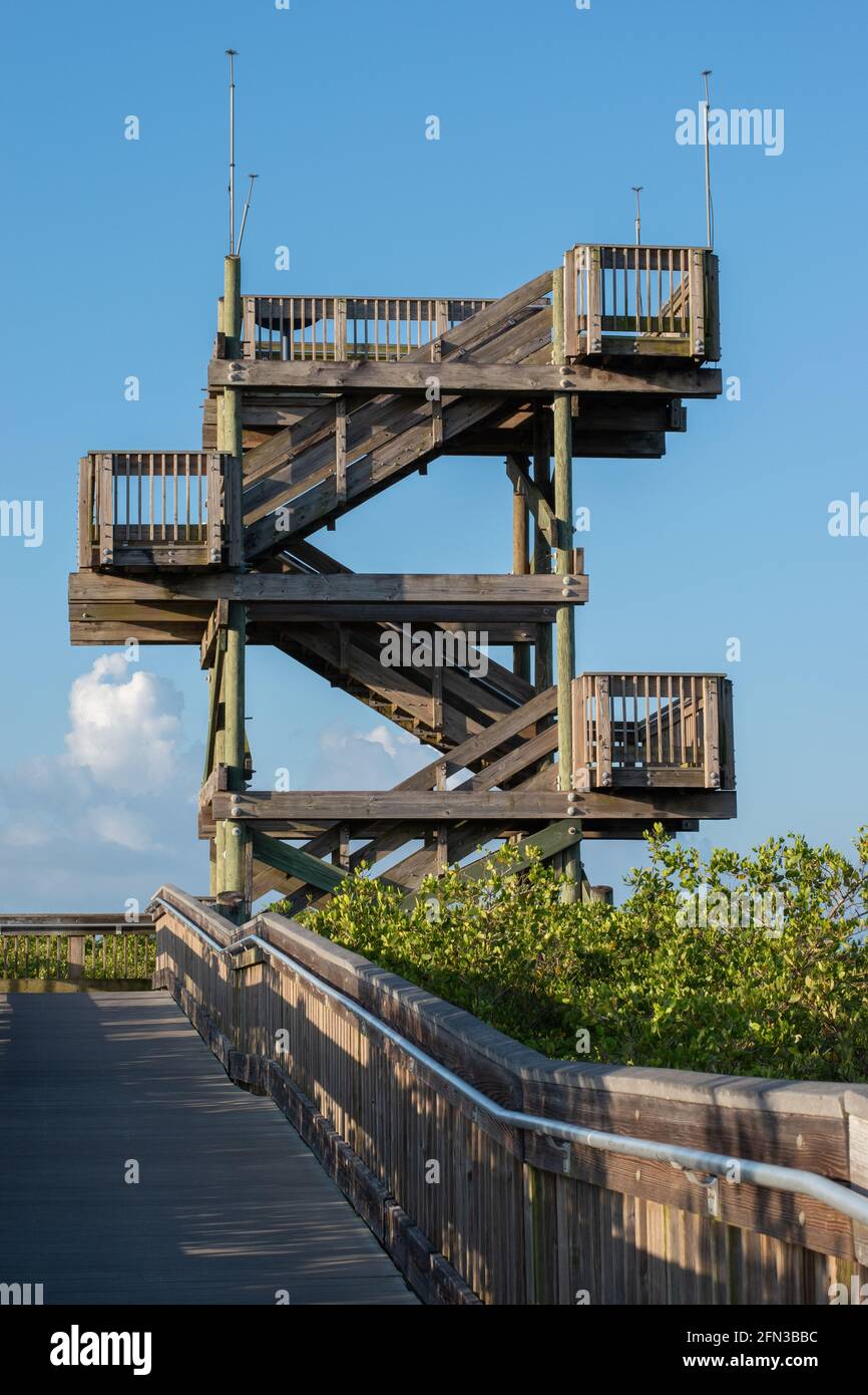 Promenade, die zu einer dreistöckigen Aussichtsplattform mit Blick auf Safety Harbor/Tampa Bay führt, die sich im Pinellas County befindet. Weedon Island Nature Preserve. Stockfoto