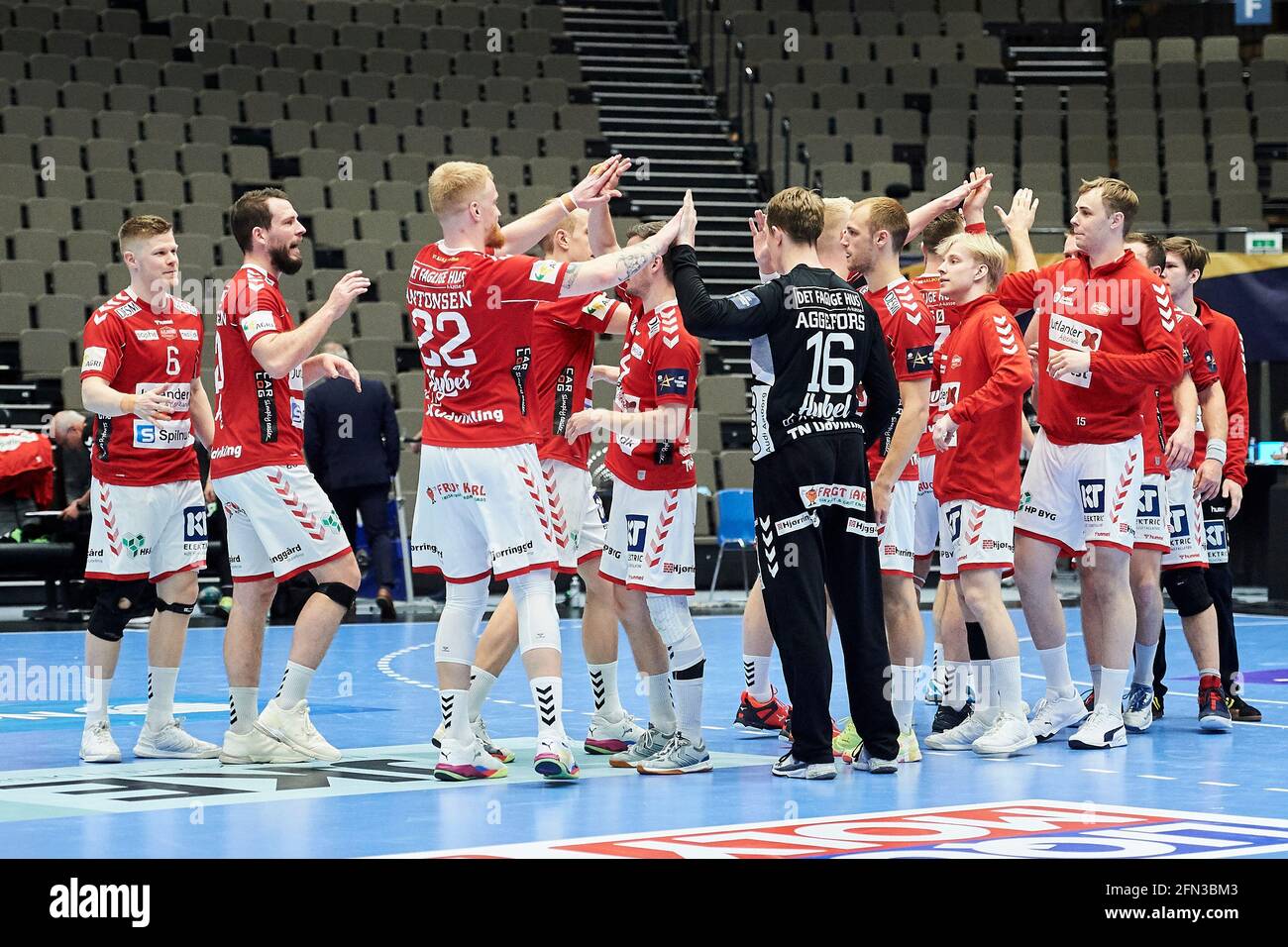 Aalborg, Dänemark. Mai 2021. Die Spieler von Aalborg Handball feiern das Vivtory nach dem Viertelfinale der EHF Champions League zwischen Aalborg Handball und SG Flensburg-Handewitt in der Jutlander Bank Arena in Aalborg. (Foto: Gonzales Photo/Alamy Live News Stockfoto