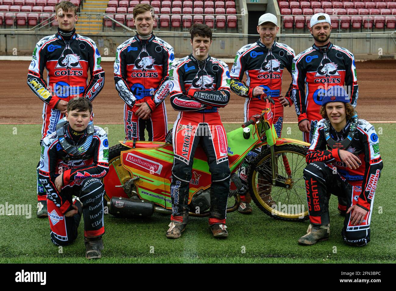 Manchester, Großbritannien. Mai 2021. MANCHESTER, GROSSBRITANNIEN. MAI. Belle Vue Colts 2021: (l-r) Jack Parkinson-Blackburn, Connor Coles, Ben Woodhull, Paul Bowen, Benji Compton Knien: Sam McGurk, Harry McGurk während des Belle Vue Aces Media Day im National Speedway Stadium, Manchester am Donnerstag, 13. Mai 2021. (Kredit: Ian Charles, MI News) Kredit: MI News & Sport /Alamy Live News Stockfoto