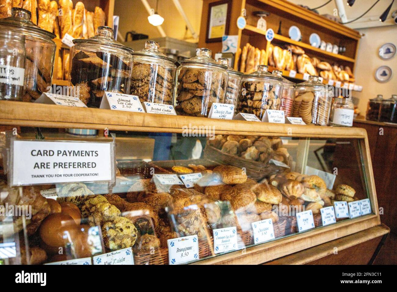 Die La Farine Bakery in der College Avenue in Oakland, Kalifornien, bietet täglich Baguettes, Brot, Kuchen, Kekse, Gebäck und individuelle Pizzas. Stockfoto