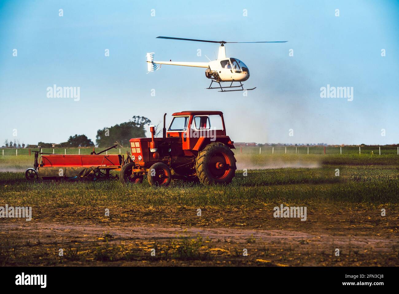 Fotos, die uns die unterschiedliche Umgebung von Landschaften, umgestürzten Bäumen, Asche, Landwirtschaft, Wolken mit dem Sonnenuntergang zeigen. Stockfoto