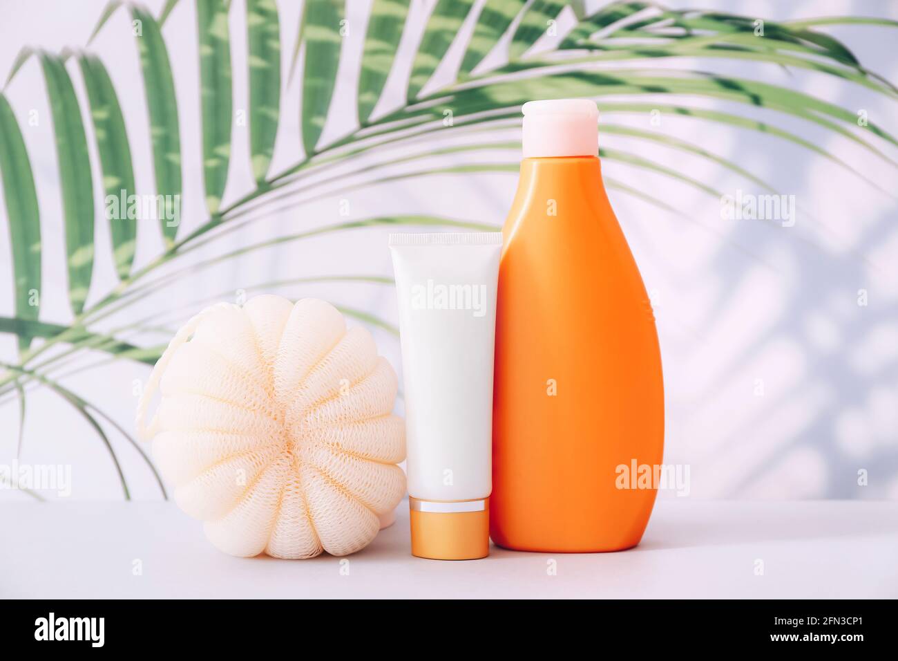 Kosmetik SPA Branding Mockup, minimalistischer Stil. Klare Duschgel-Flasche und Schwamm auf hellem Hintergrund. Stockfoto