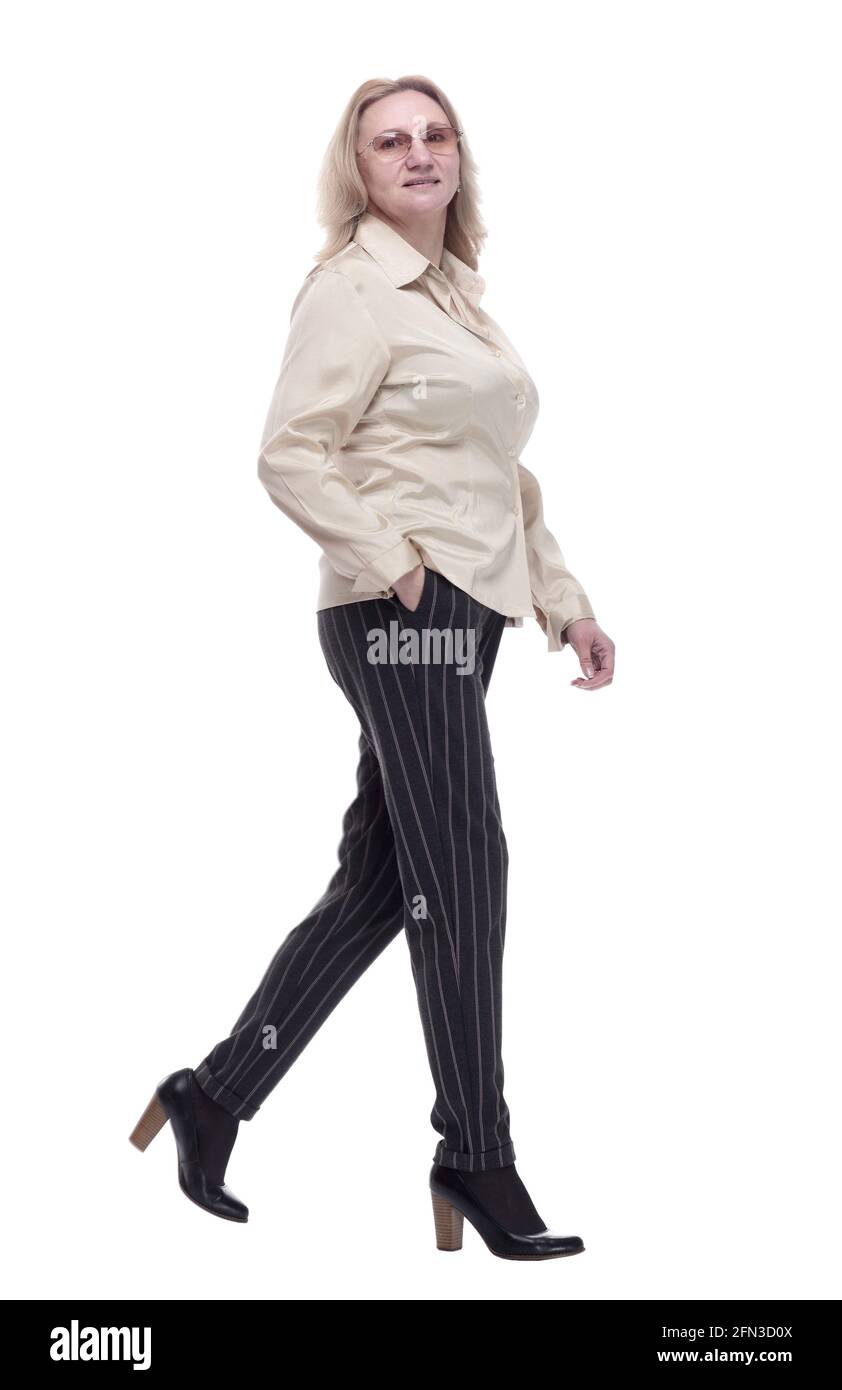 Lächelnd casual Frau Schritt nach vorne. Isoliert auf einem weißen Stockfoto