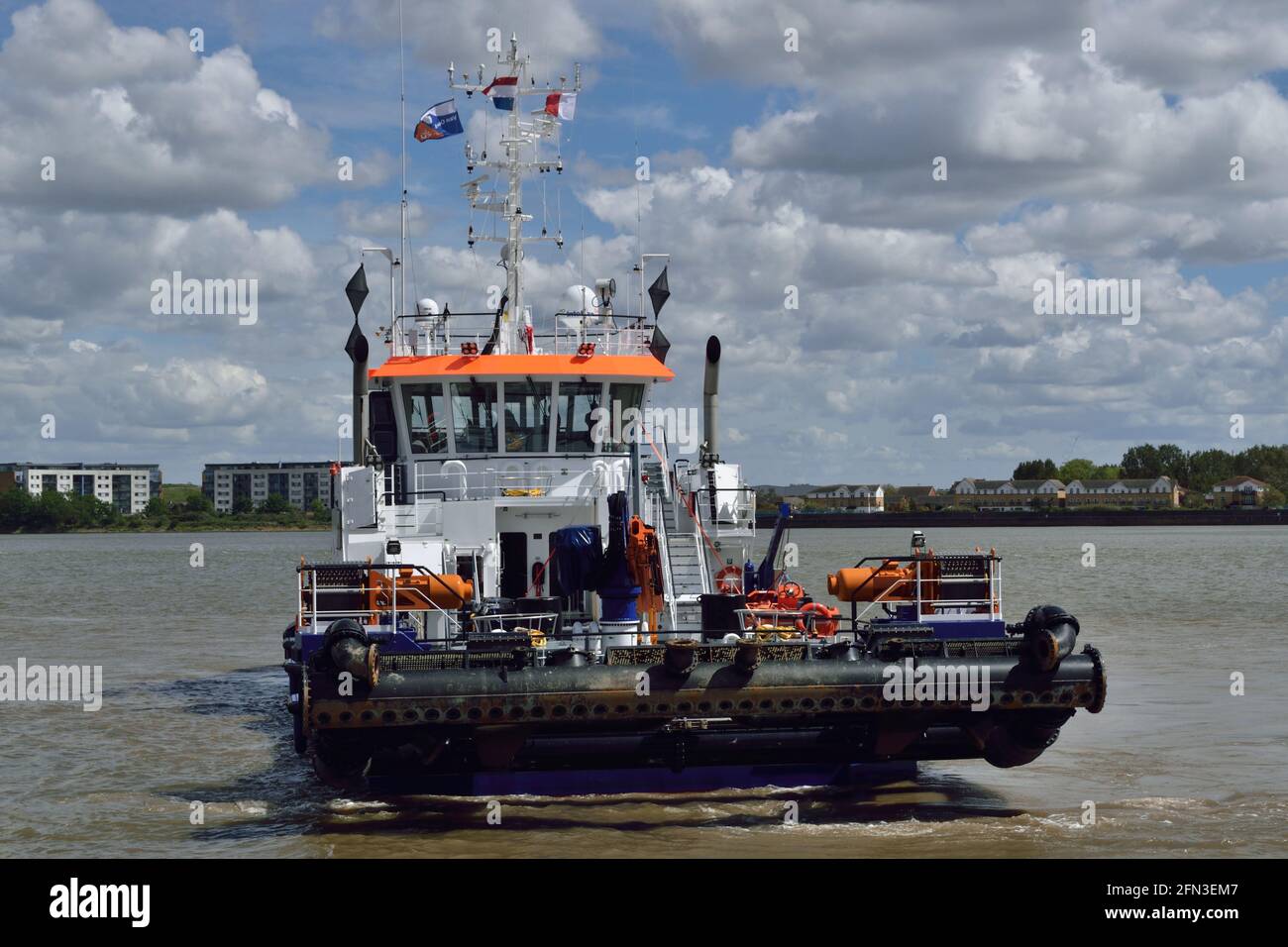 Hybride Wassereinspritzbagger Maas, der um den King George herum arbeitet V Lock in London Stockfoto