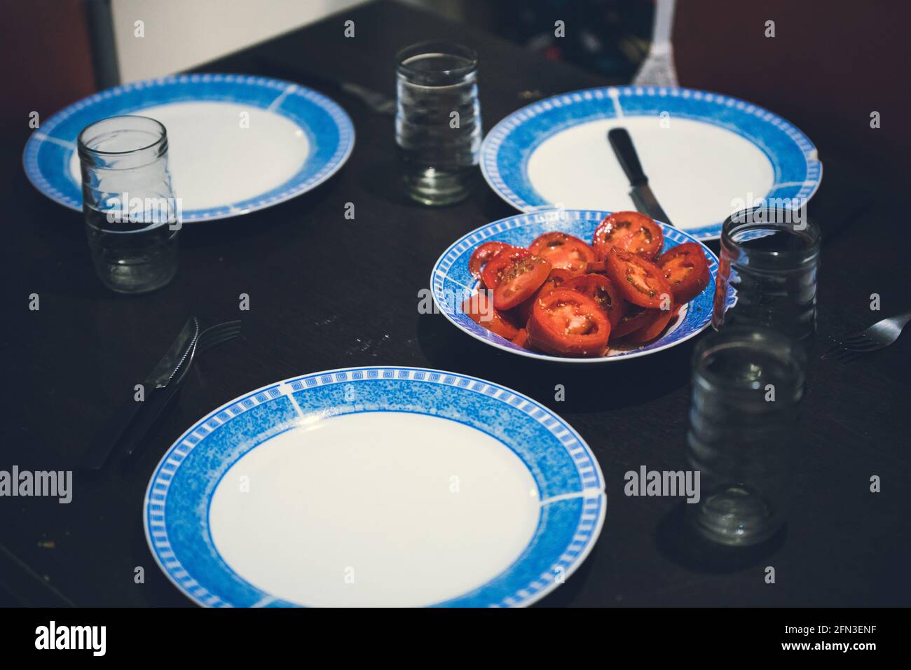 Zubereitung von Speisen mit einem Rezept, Eier und Mehl, in diesen Quarantänezeiten zu Hause. Stockfoto