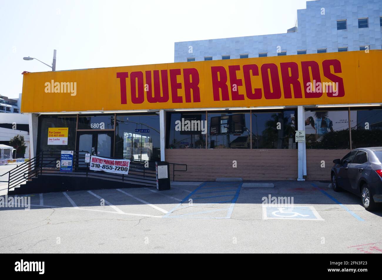 West Hollywood, California, USA 8. Mai 2021 EINE allgemeine Sicht der Atmosphäre der ehemaligen Tower Records auf dem Sunset Blvd, wo Konzerte und persönliche Auftritte von Aerosmith, Duran Duran, Ricky Martin, Bob Marley, Phantom Planet, Billy Idol, Dolly Parton, Mariah Carey, Elton John, NSYNC, Boyz II Men, Rod Stewart, The Doors, Siouxie & The Banshees, Rodney Dangerfield, Cyndi Lauper, Brian Wilson, Grace Slick, KISS, Keith Richards, Jessica Simpson, David Hasselhoff, Rooney, Englebert Humperdinck und andere am 8801. Mai 2021 in West Hollywood, Kalifornien, USA, am 8 Sunset Blvd. Foto von Barry King/Alamy S Stockfoto