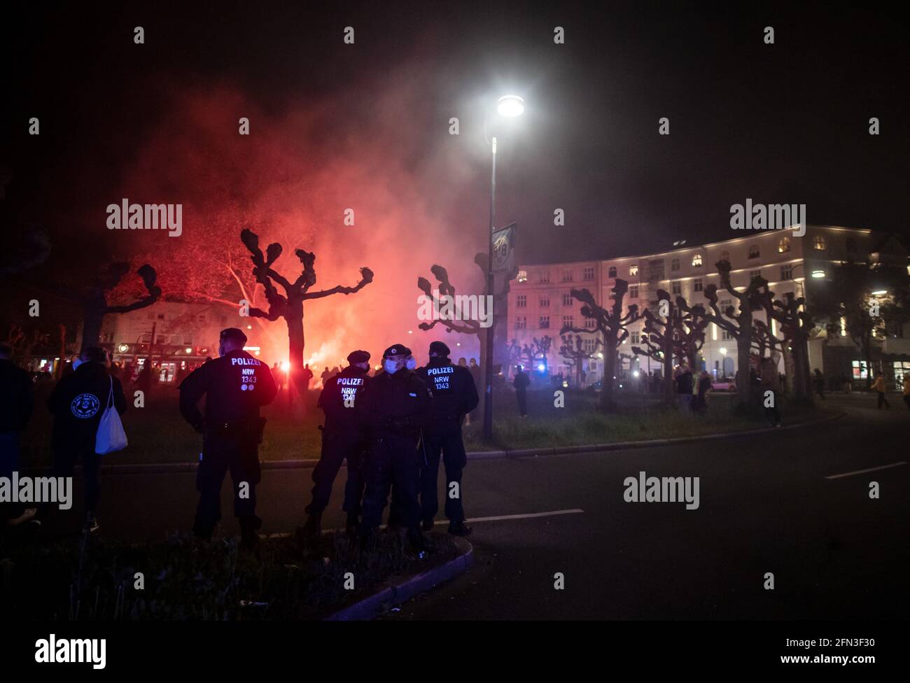 Dortmund, Deutschland. Mai 2021. Fußball: DFB Cup, RB Leipzig - Borussia Dortmund, Finale: Dortmunder Ultrafans feiern mit Bengalos am Borsigplatz. Quelle: Bernd Thissen/dpa/Alamy Live News Stockfoto