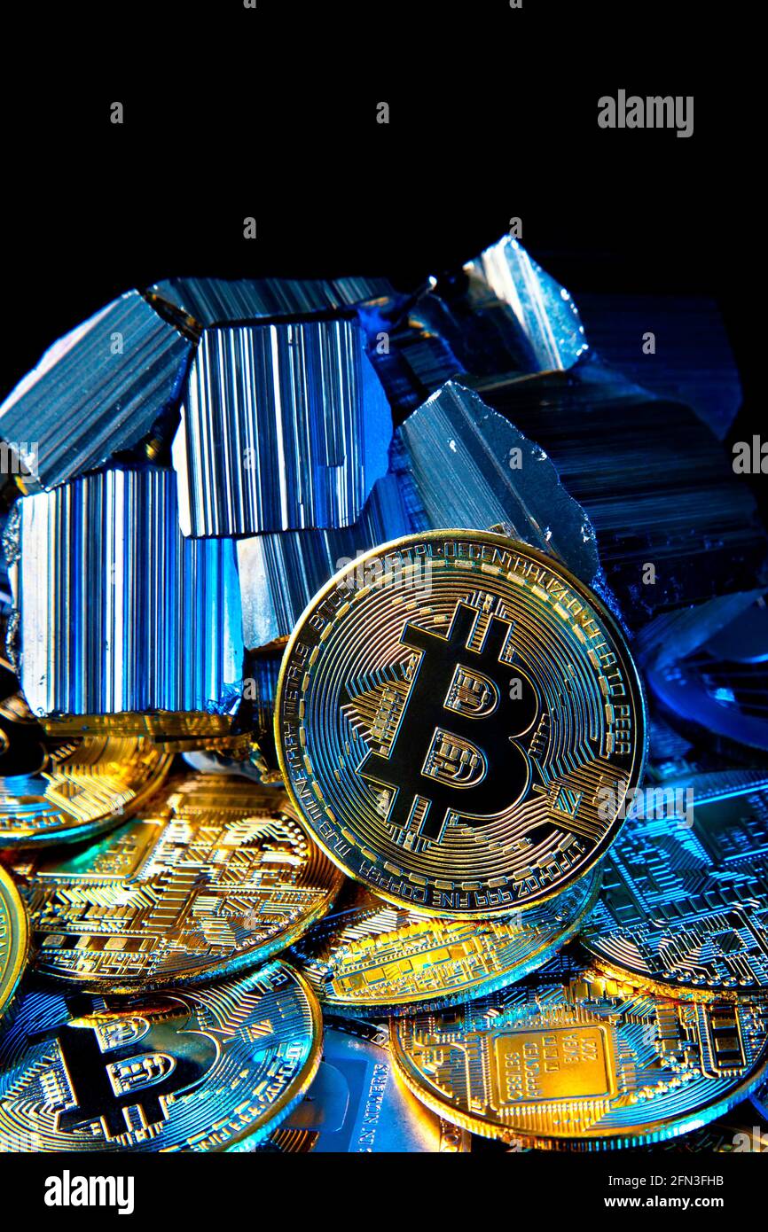 Kryptowährungsmünzen und Bitcoin gegen Mineralgestein - Kryptoabbau Konzept Stockfoto