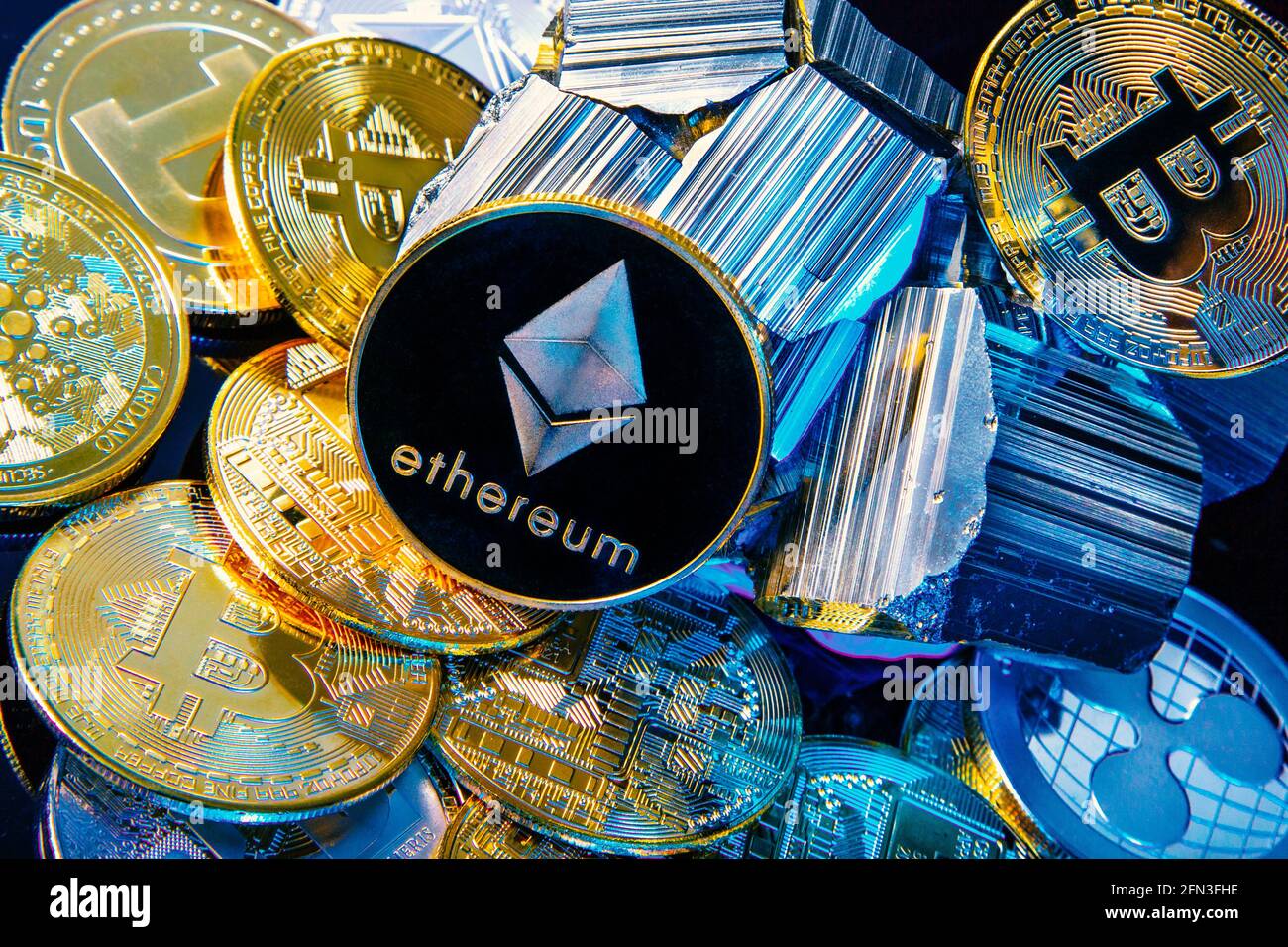 Kryptowährungsmünzen ethereum (Äther) und Bitcoin gegen Mineralgestein - Krypto-Mining-Konzept Stockfoto