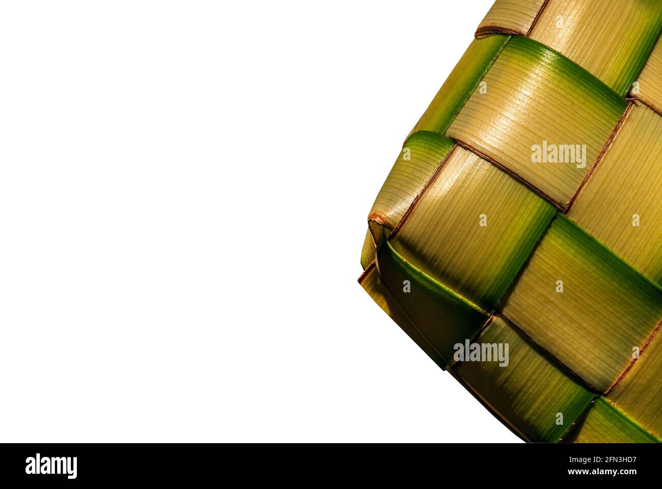 Ketupat Lebaran, isoliert, ist ein Reiskuchen, der in einem diamantförmigen Behälter aus gewebten Kokosnussblättern verpackt ist und Ende des Ramadan und in Eid Mu serviert wird Stockfoto