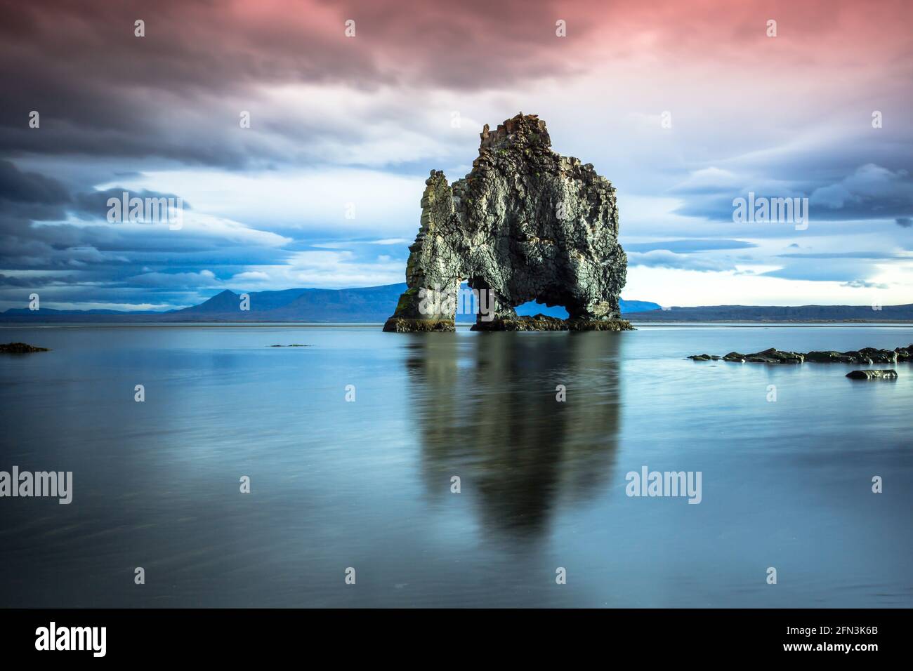 Hvitserkur Troll Rock On The High Tide Stockfoto