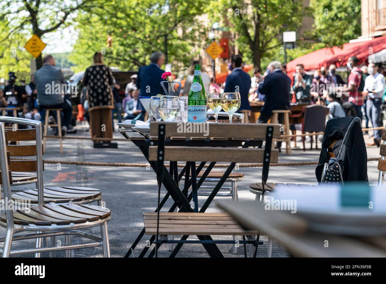 New York, Usa. Mai 2021. Bürgermeister Bill de Blasio hält eine Veranstaltung ab, um Bill Intro zu unterschreiben. 1933-A, um am 13. Mai 2021 das Open Streets Program in der Dyckman Street in New York zu einem Dauerprogramm zu machen. New York City führte sein beliebtes Open Streets-Programm ein, um während der COVID-19 soziale Distanzierungen im Freien zu ermöglichen und erweiterte es den Restaurants zu ermöglichen, über ihre verbarrikadierten Essbereiche im Freien hinaus auf die Straße zu gehen. (Foto von Lev Radin/Sipa USA) Quelle: SIPA USA/Alamy Live News Stockfoto