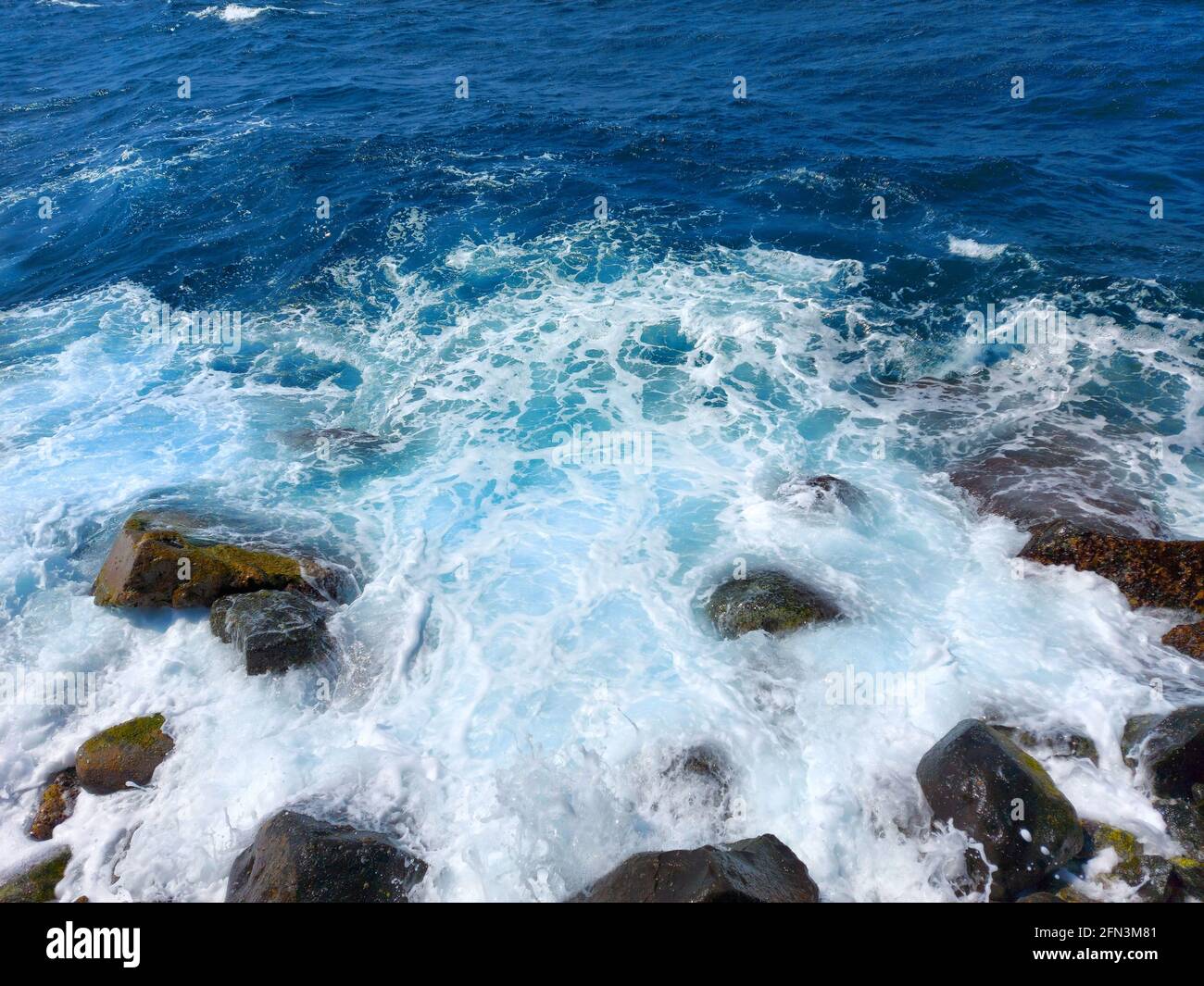 Meereswellen - Spritzer, Wellenbrecher blaues Wasser und weißer Schaum Stockfoto