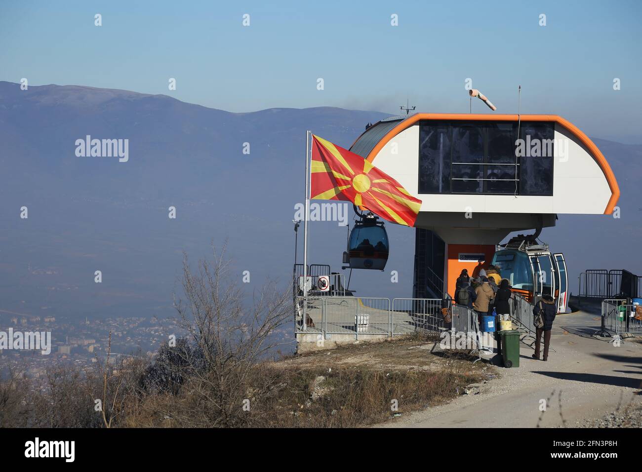 Seilbahn auf dem Vodno-Hügel in Skopje, Mazedonien. Seilbahn, die zum 66 Meter hohen Millennium Cross auf dem Gipfel des Vodno-Hügels führt. Stockfoto