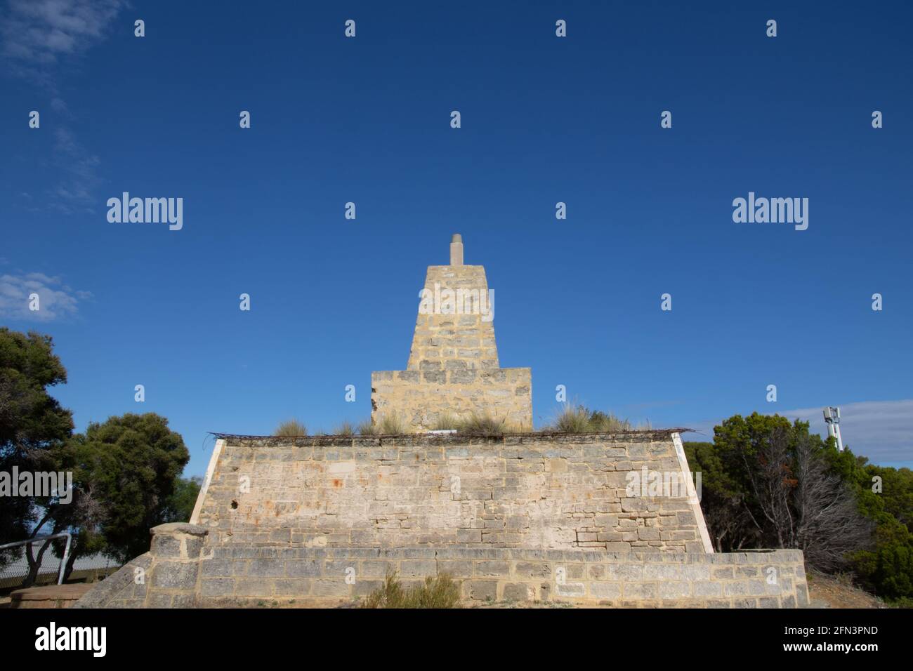 Historische Trig Station auf einem Hügel Stockfoto