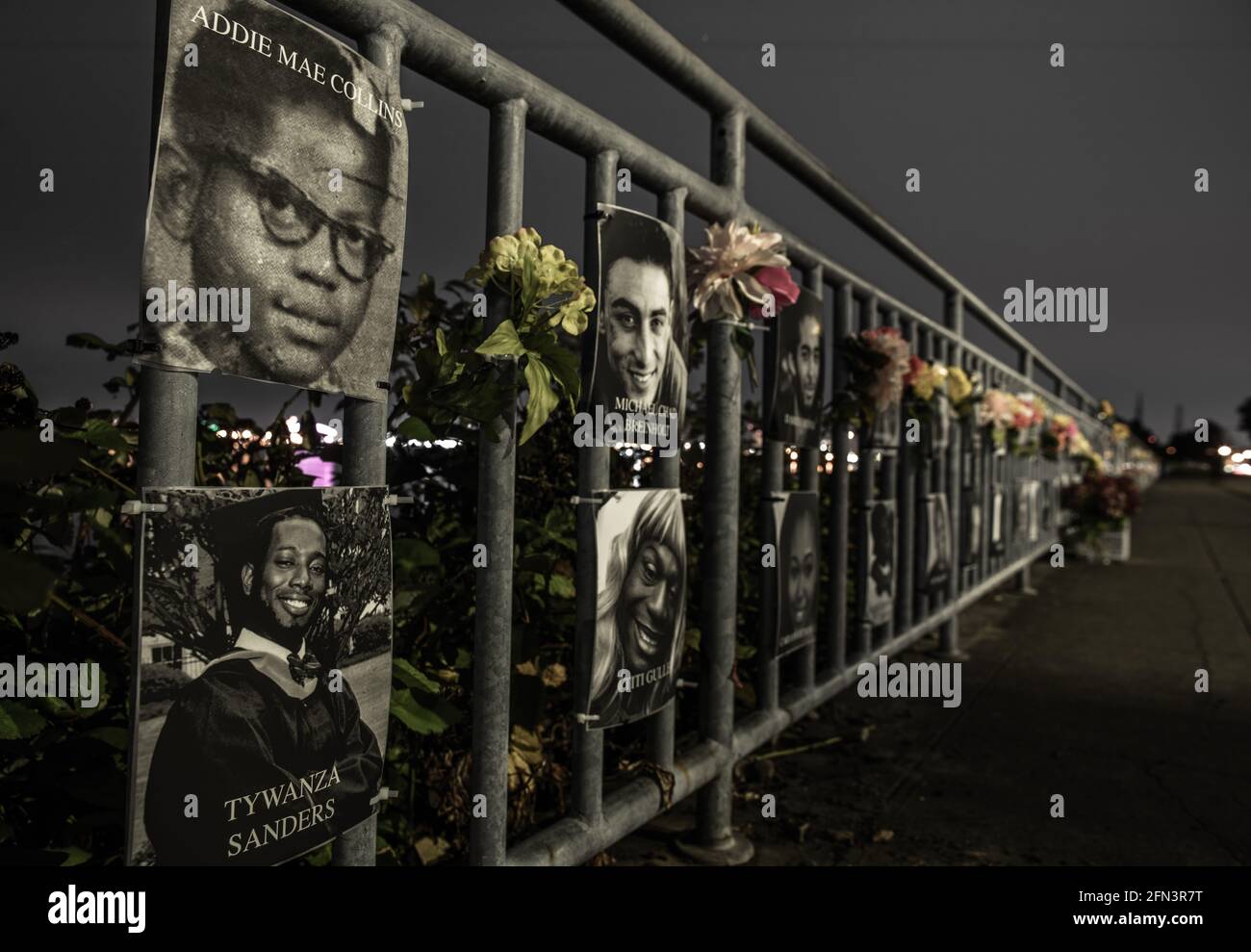 Das SayTheirNames-Denkmal an der Ufermauer in Alki Beach, Seattle, sensibilisiert für die Ungleichheit der Rassen und die Brutalität der Polizei in den USA. Stockfoto