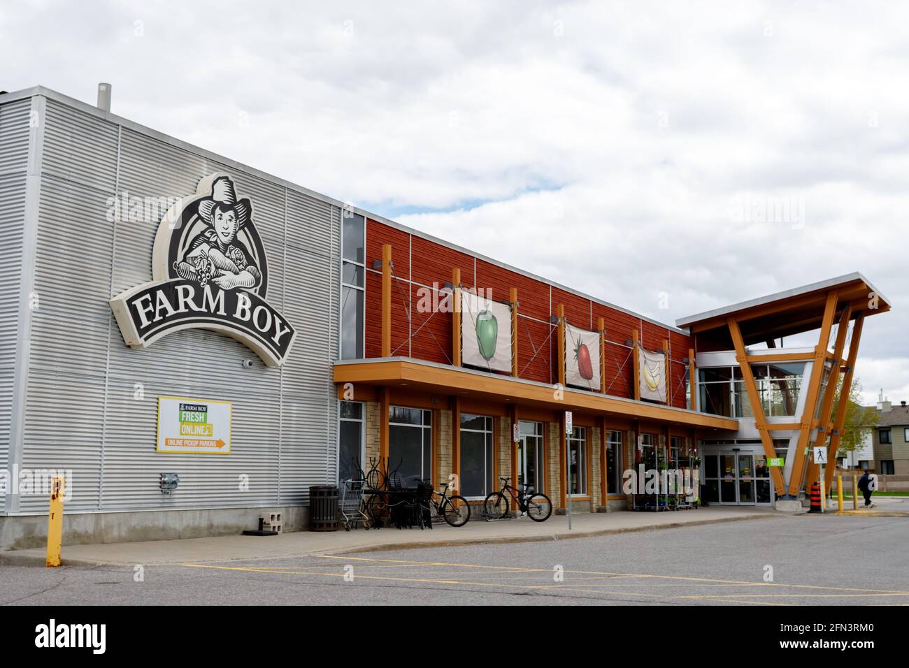 Ottawa, Ontario, Kanada - 6. Mai 2021; EIN Farm Boy-Lebensmittelgeschäft an der Woodroofe Avenue in der Barrhaven-Gemeinde. Stockfoto