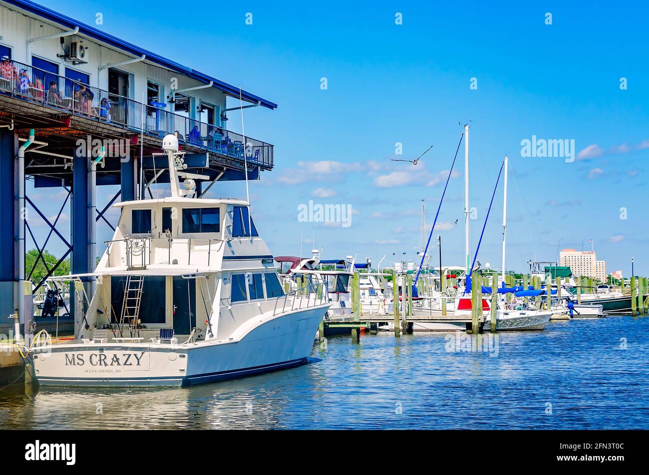 Eine 1984 AMF Hatteras Yacht ist vor McElroys Harbour House Restaurant am 8. Mai 2021 in Biloxi, Mississippi, angedockt. Stockfoto Eine 1984 AMF Hatteras Yacht ist vor McElroys Harbour House Restaurant am 8. Mai 2021 in Biloxi, Mississippi, angedockt. Stockfoto