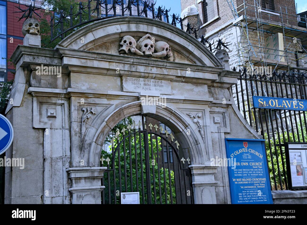 London, England - grauenhafte Eingangstor zum Friedhof der mittelalterlichen St. Olave-Kirche. Stockfoto